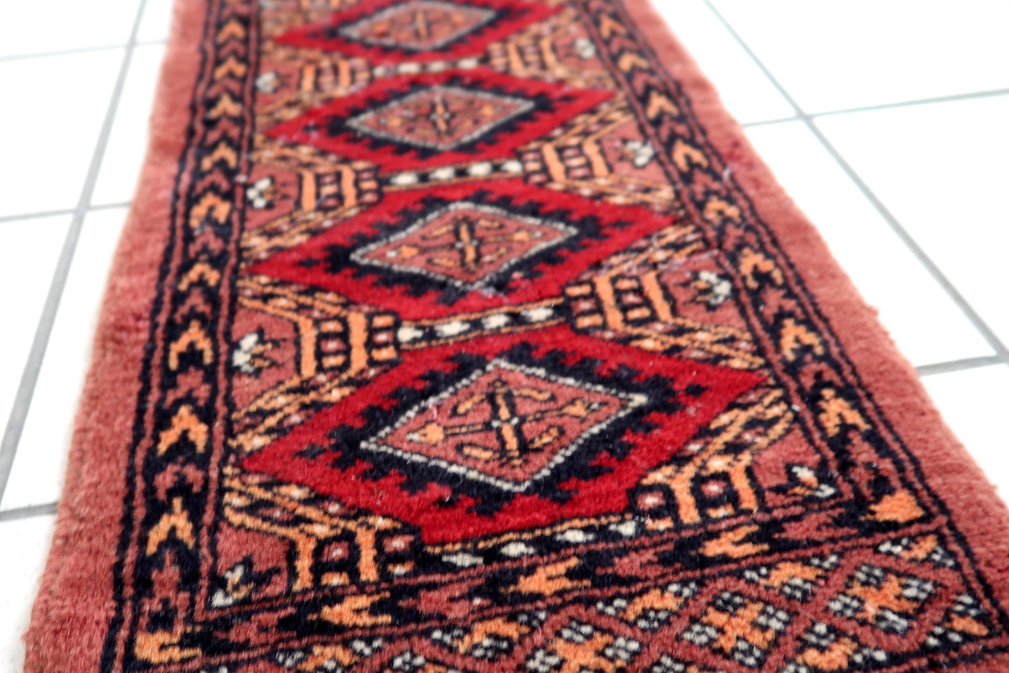Handmade vintage Pakistani Lahore mat in traditional medallion design. The rug has been made in wool in the end of 20th century. It is in original good condition