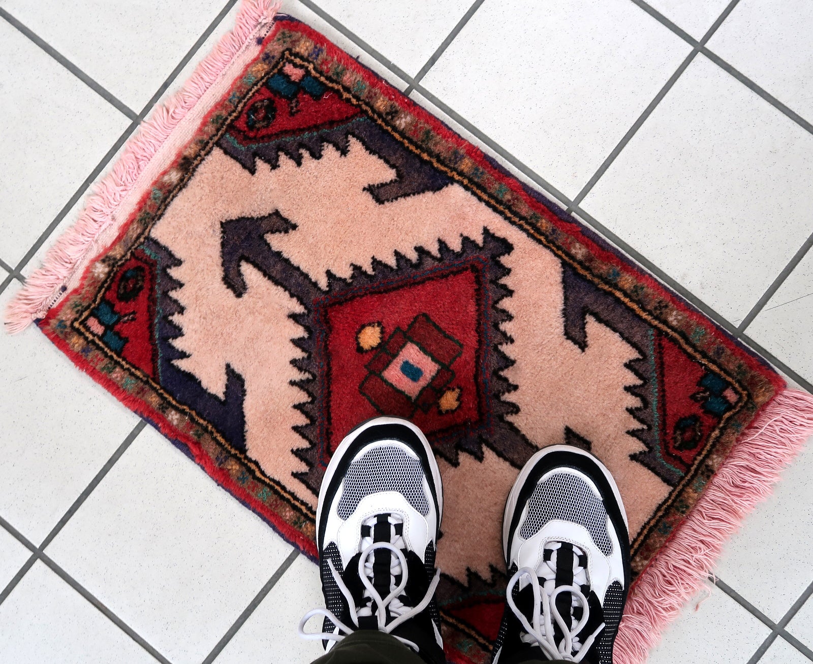 Handmade vintage Middle Eastern rug in traditional medallion design. The rug has been made in wool in the end of 20th century. It is in original good condition