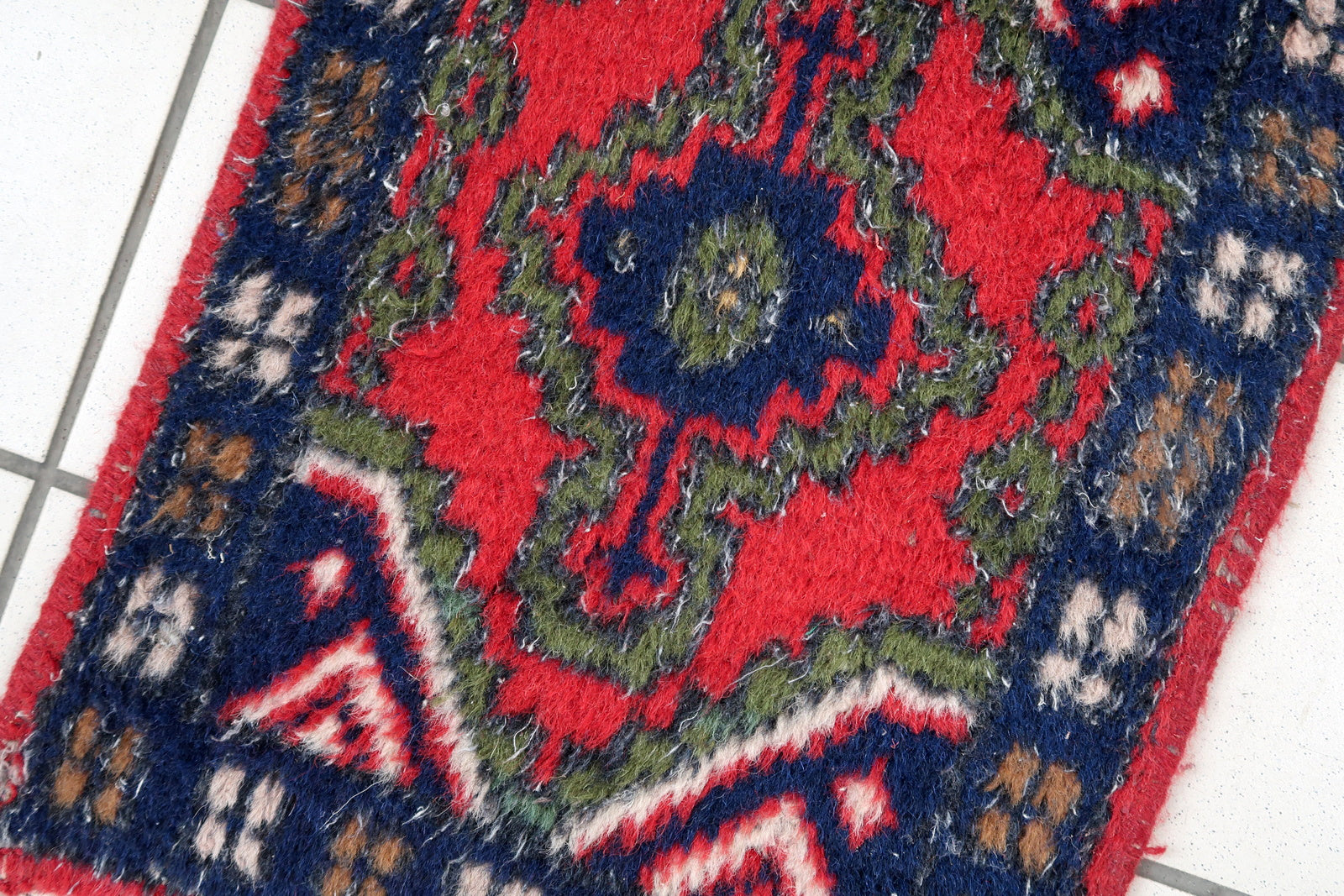 Handmade vintage Middle Eastern rug in traditional medallion design. The rug has been made in wool in the end of 20th century. It is in original good condition.