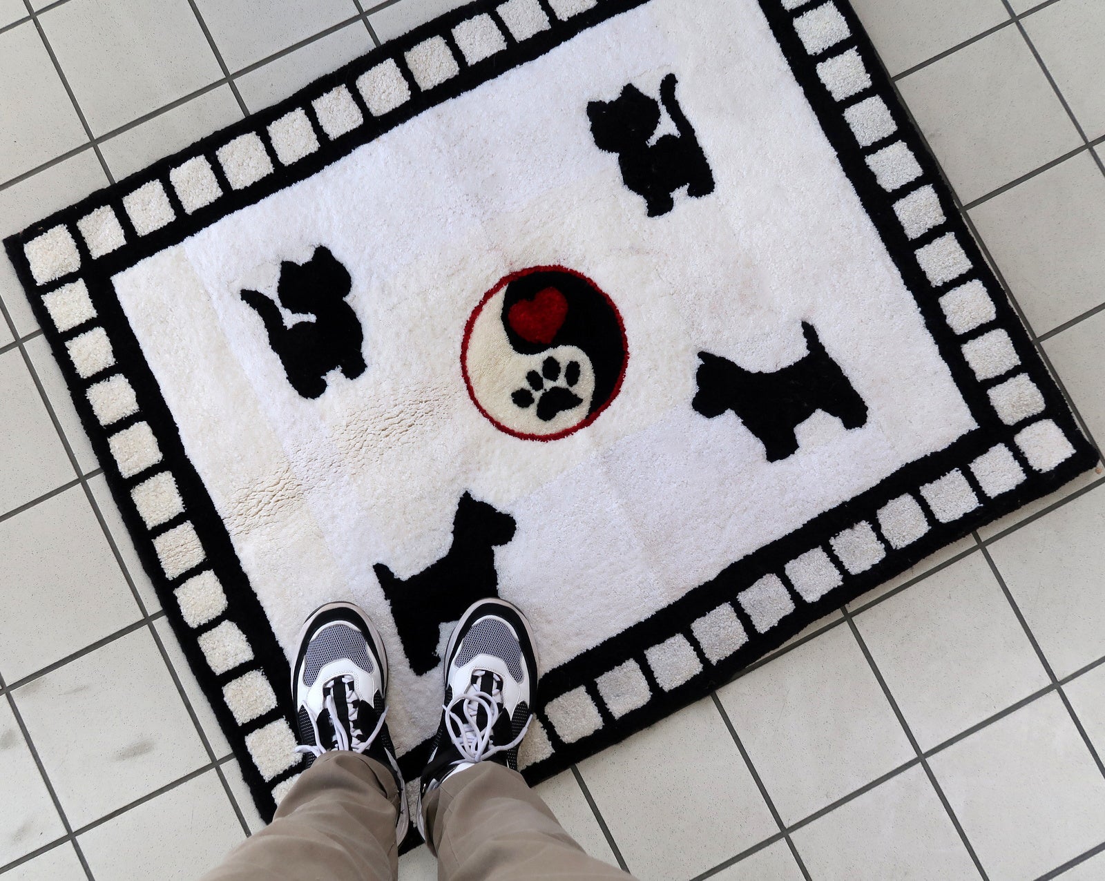Handmade contemporary French Hooked rug made by One Royal Art, collection 2021. This rug is one of a kind made in France.