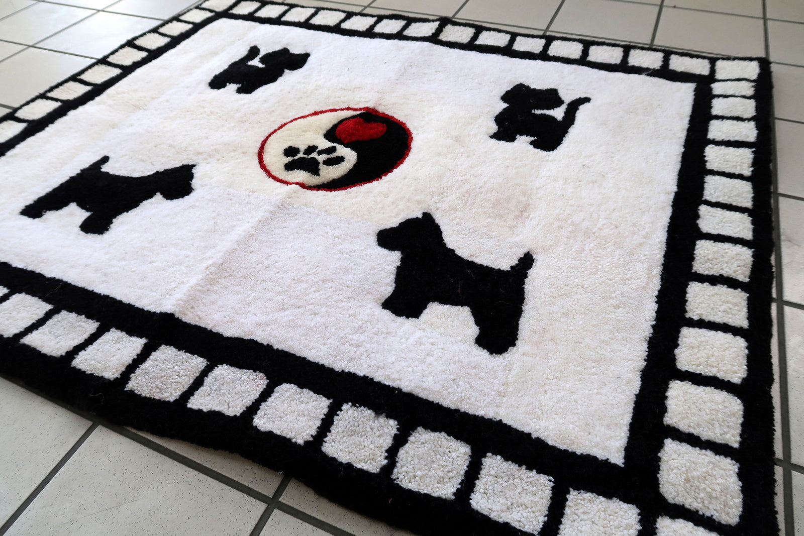 Handmade contemporary French Hooked rug made by One Royal Art, collection 2021. This rug is one of a kind made in France.