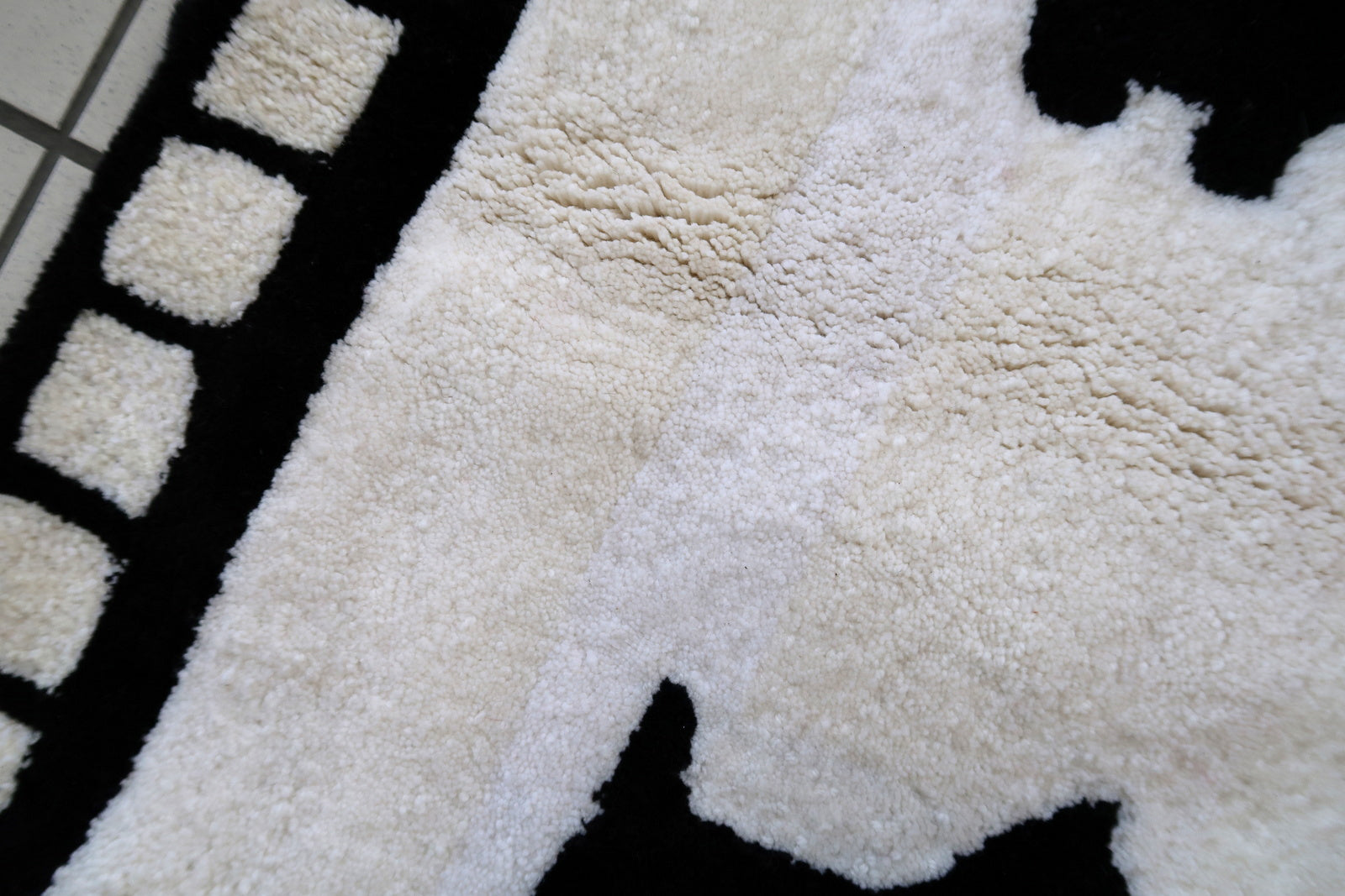 Handmade contemporary French Hooked rug made by One Royal Art, collection 2021. This rug is one of a kind made in France.