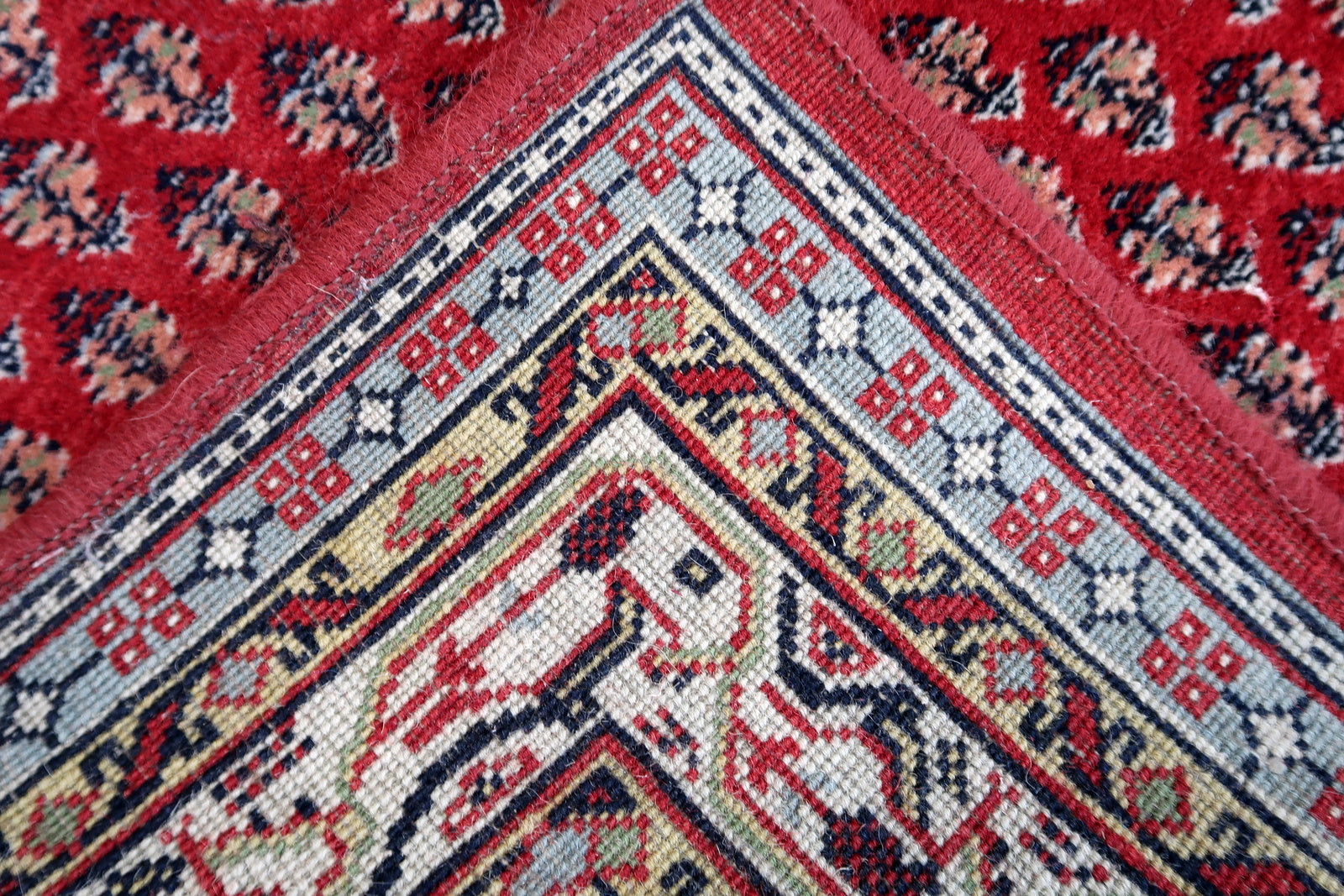 Vintage Indian Seraband rug in original good condition. The rug has been made in traditional pattern, it is from circa1970s. The rug is machine made.