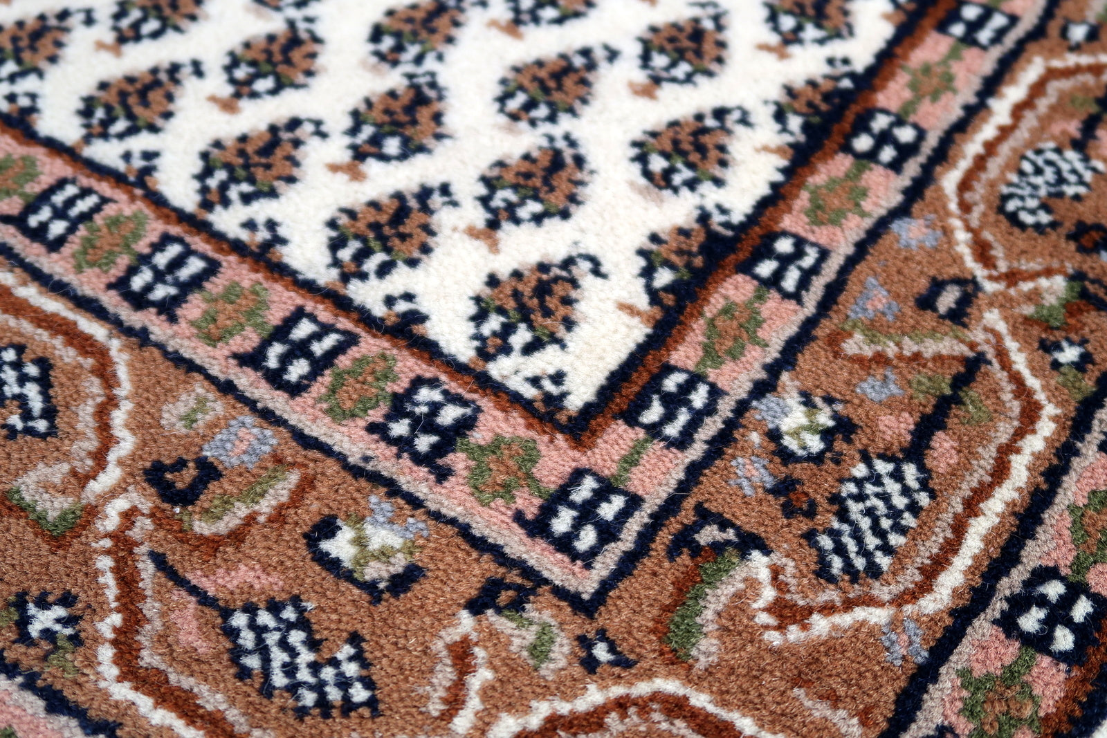 Handmade vintage Indian Seraband rug in original good condition. The rug has been made in traditional pattern, it is from circa1970s. 