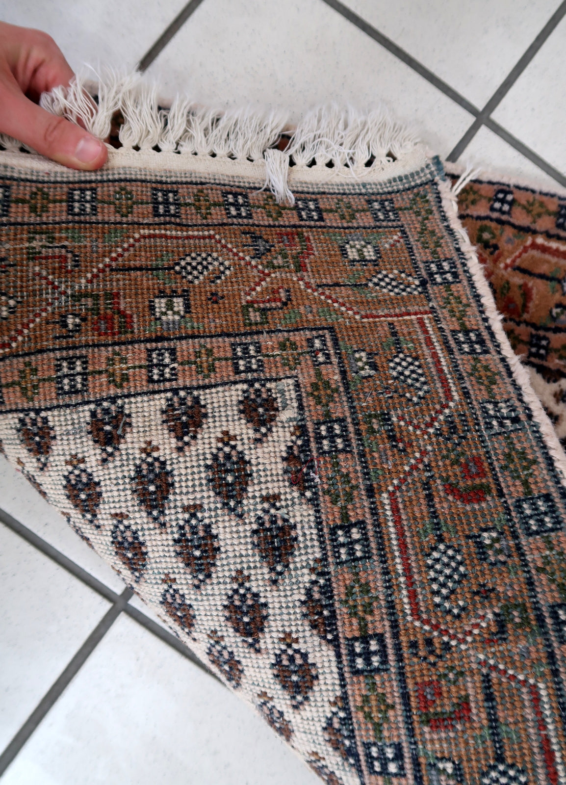 Handmade vintage Indian Seraband rug in original good condition. The rug has been made in traditional pattern, it is from circa1970s. 