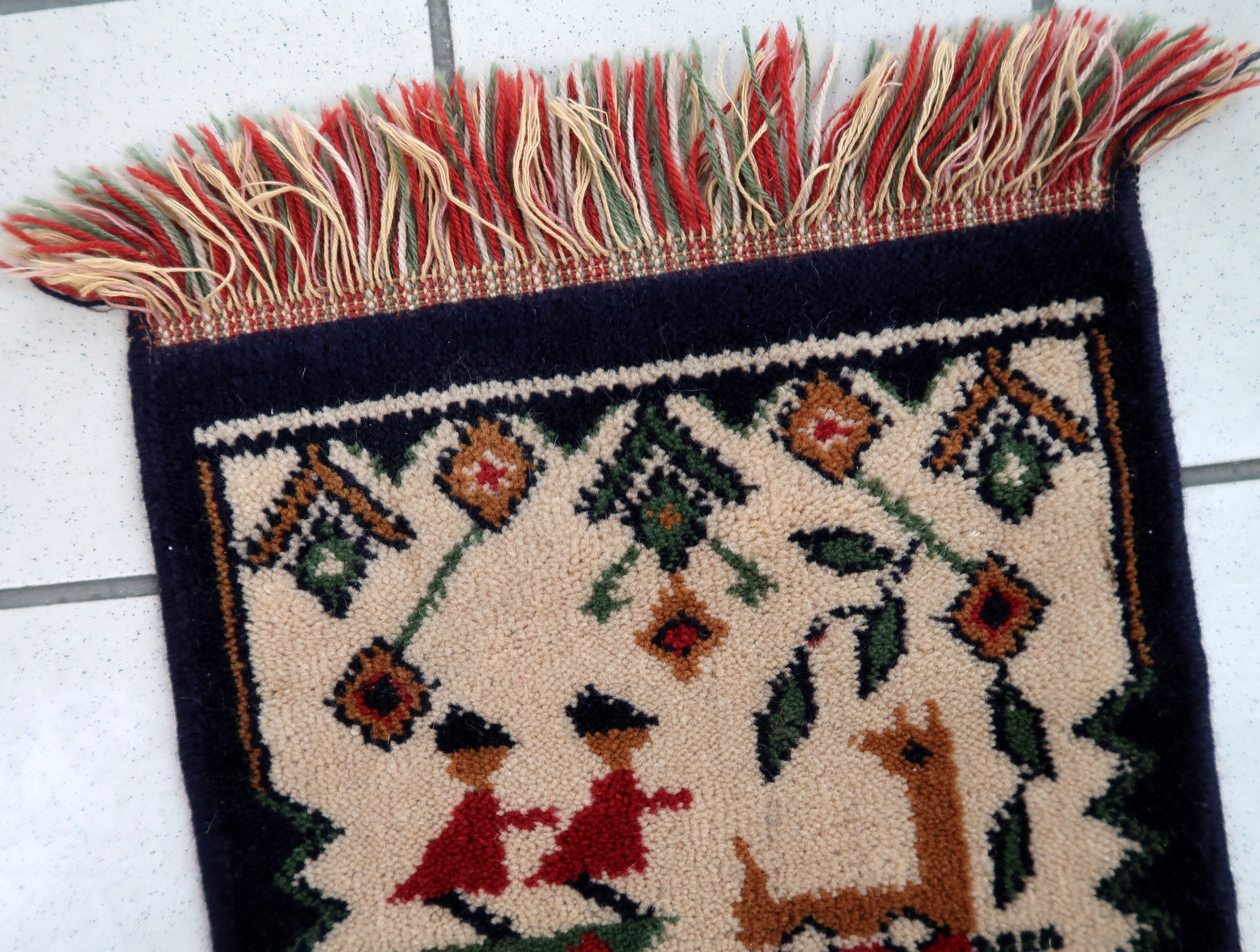 Vintage Scandinavian tapestry from Sweden. This wall decoration has been made in wool. This small tapestry is from the middle of 20th century, it is in original good condition. It is machine made.