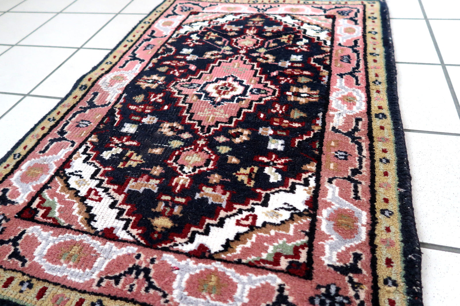 Handmade vintage Indo-Mahal mat in wool. The rug is from the end of 20th century in original condition, it has some low pile.