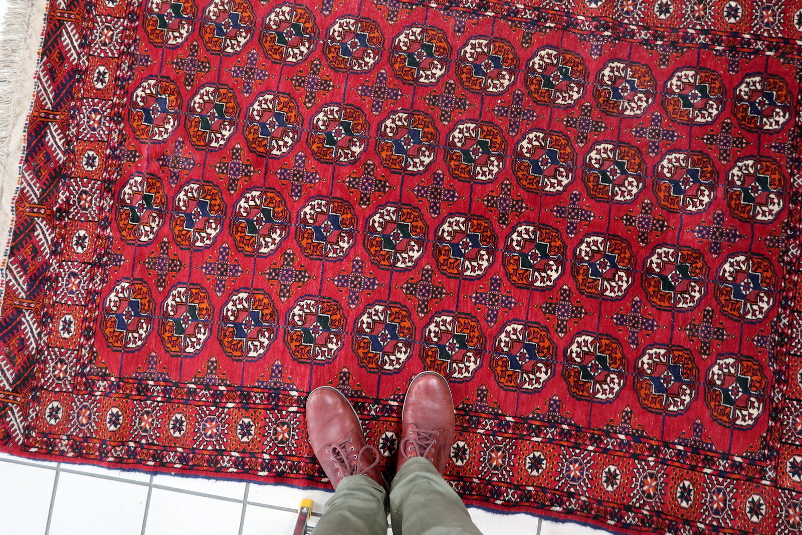 Handmade vintage Turkmen Tekke rug in wool and traditional design. The rug is from the end of 20th century in original good condition. The sides of the rug are not even.