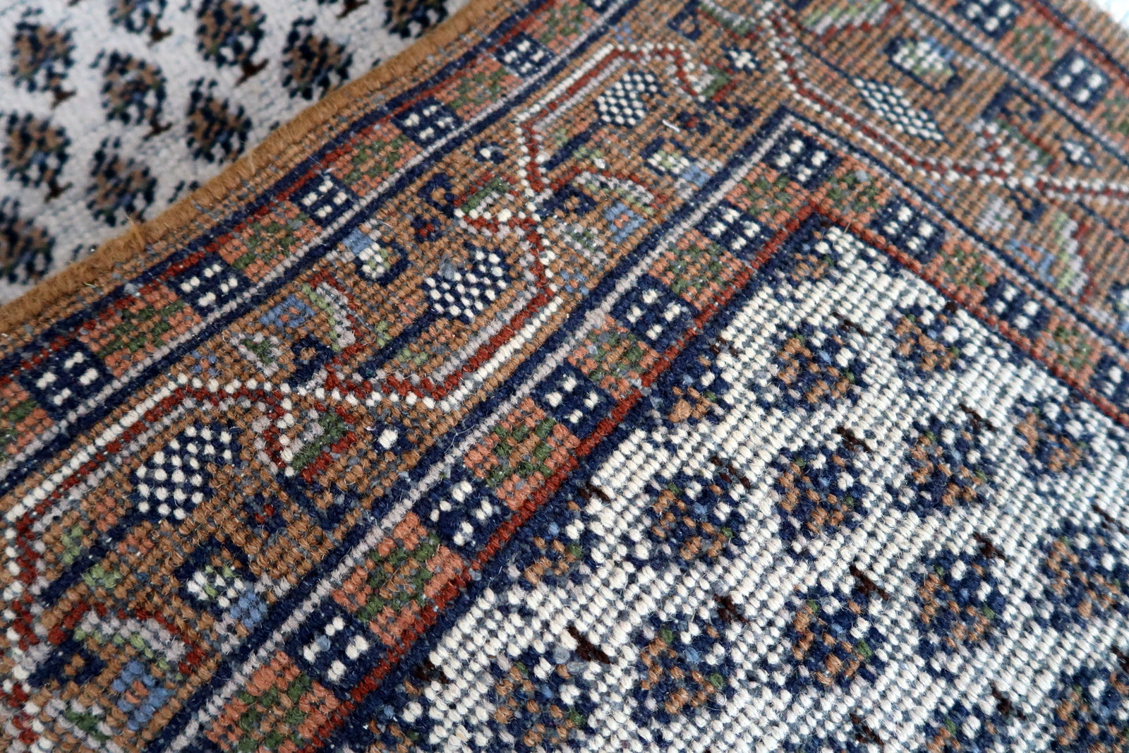 Handmade vintage Indian Seraband runner in original good condition. The rug has been made in traditional pattern, it is from circa1970s. 