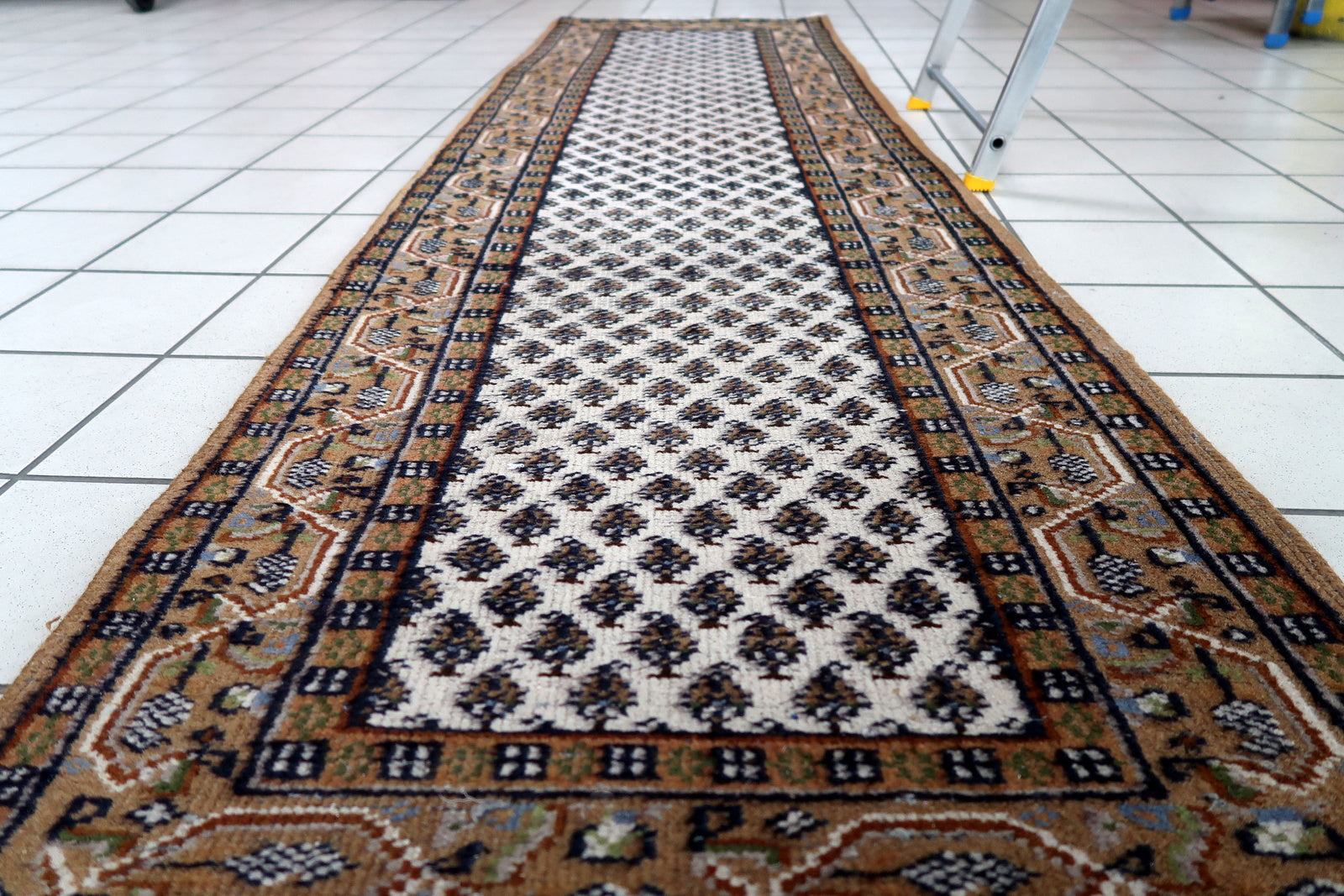 Handmade vintage Indian Seraband runner in original good condition. The rug has been made in traditional pattern, it is from circa1970s. 