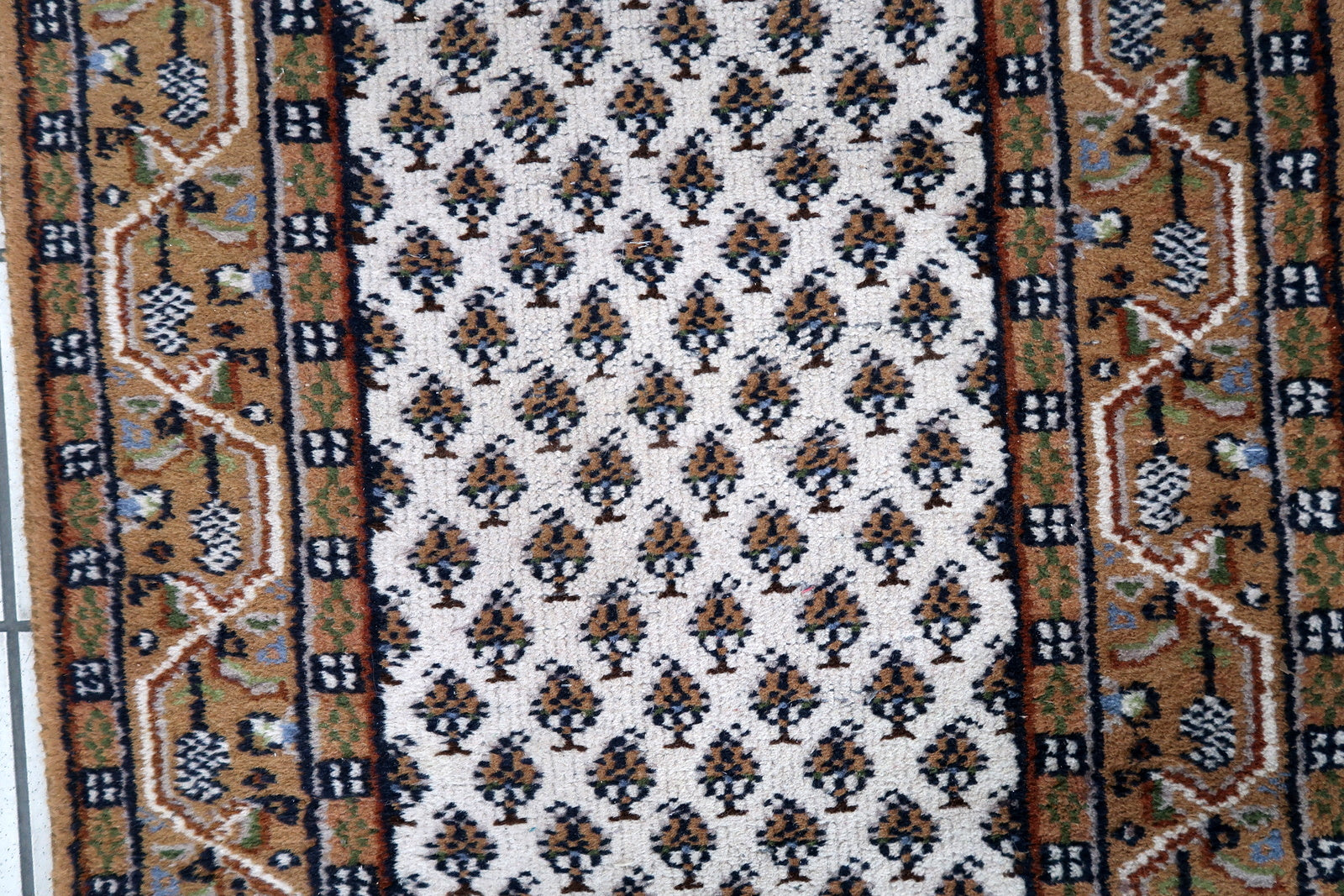 Handmade vintage Indian Seraband runner in original good condition. The rug has been made in traditional pattern, it is from circa1970s. 