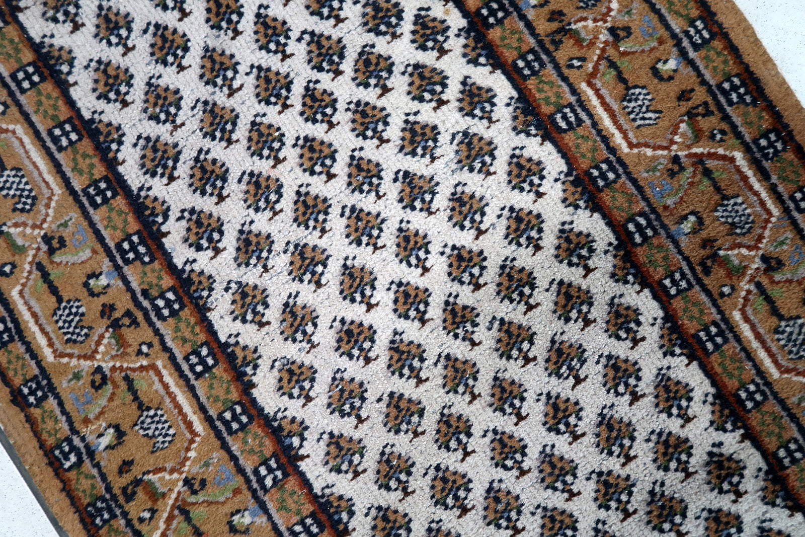 Handmade vintage Indian Seraband runner in original good condition. The rug has been made in traditional pattern, it is from circa1970s. 