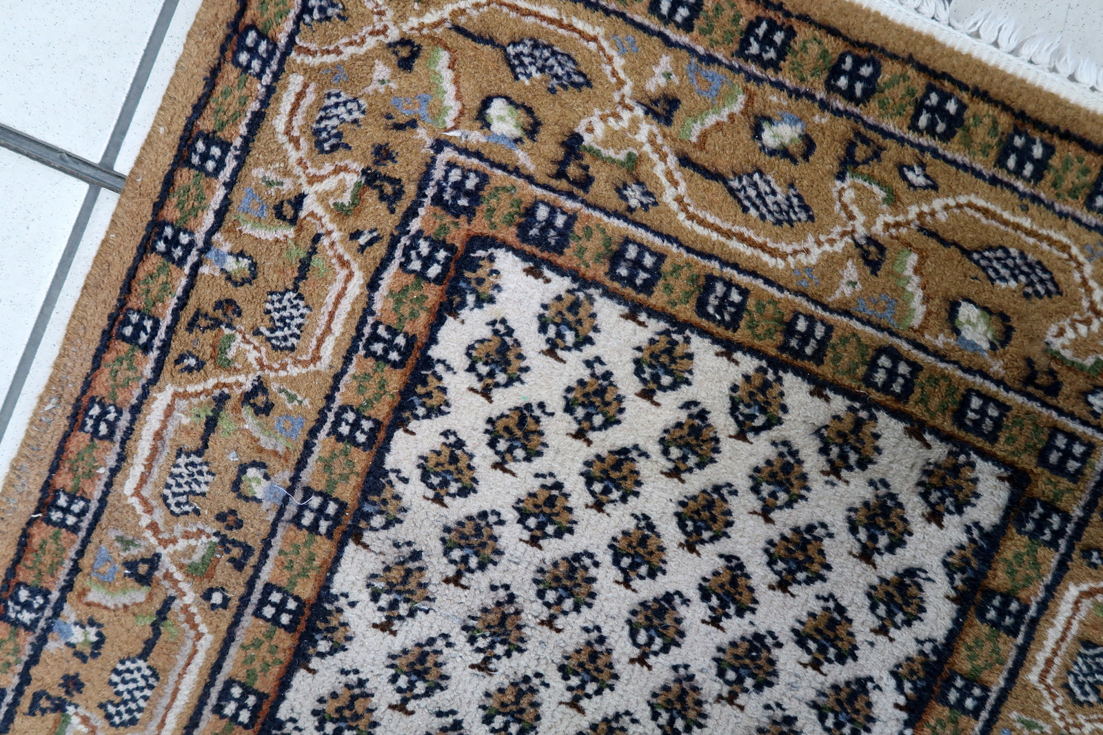Handmade vintage Indian Seraband runner in original good condition. The rug has been made in traditional pattern, it is from circa1970s. 