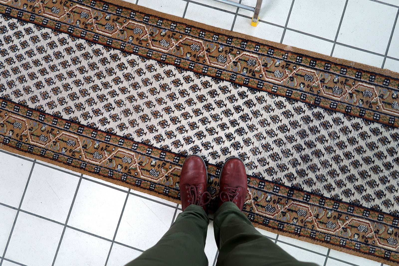 Handmade vintage Indian Seraband runner in original good condition. The rug has been made in traditional pattern, it is from circa1970s. 
