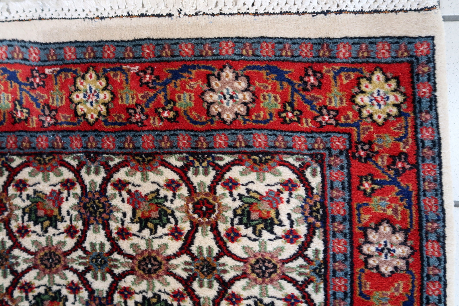 Handmade vintage Indian Mahal rug 1970s