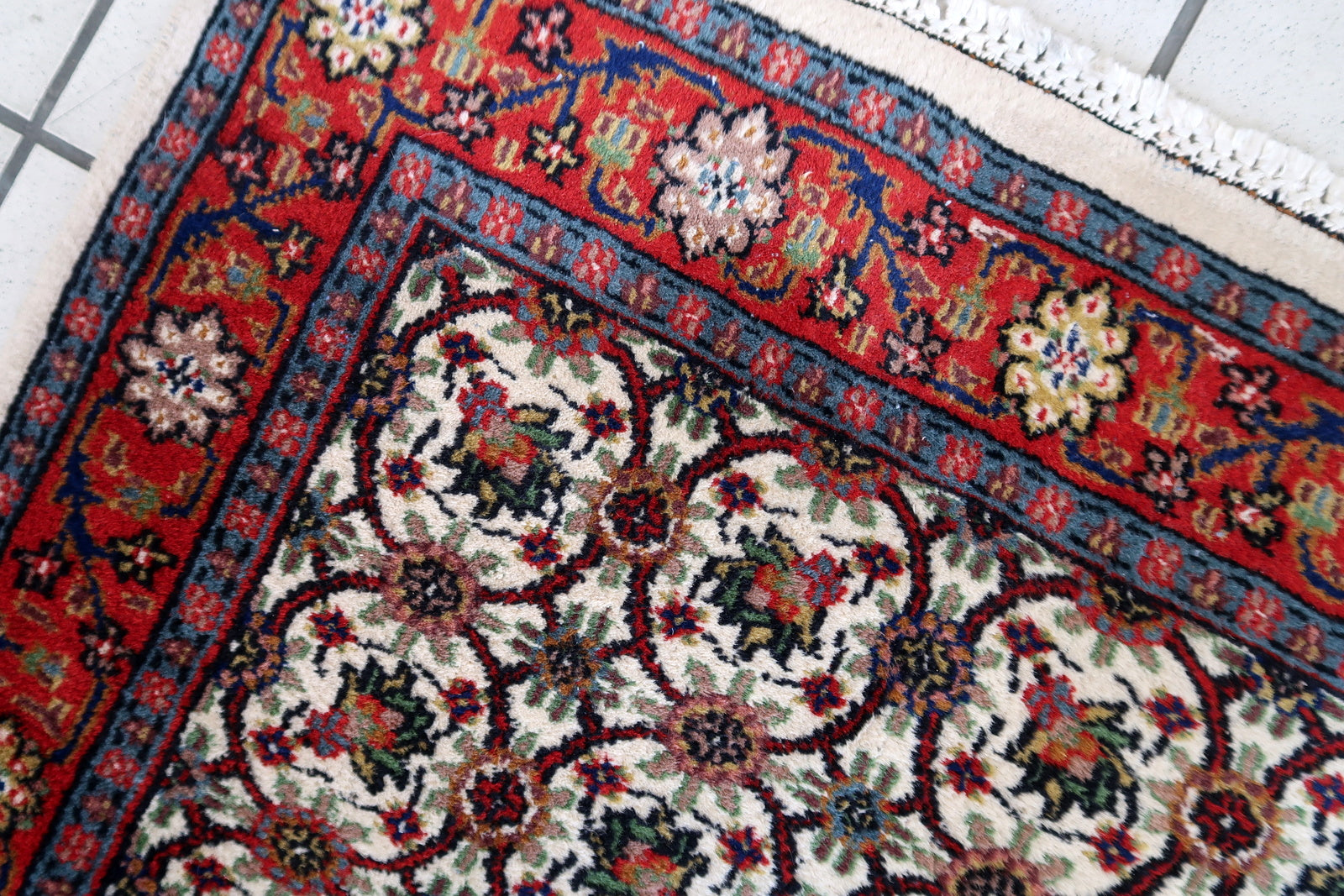 Handmade vintage Indian Mahal rug 1970s