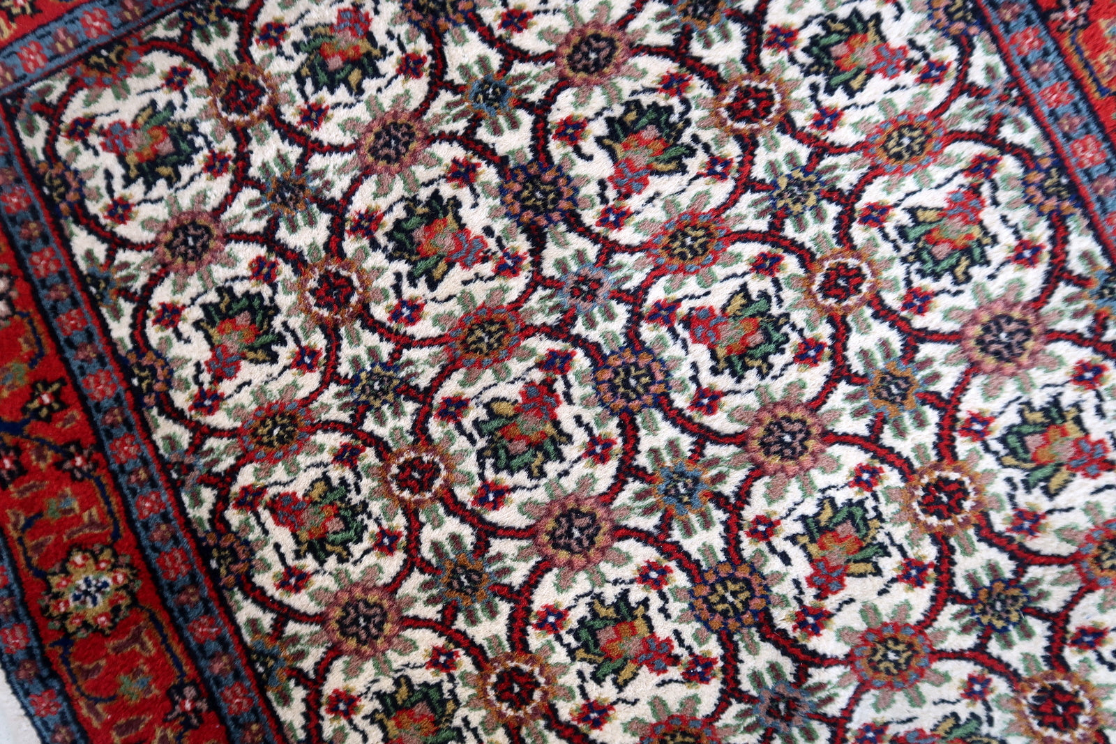 Handmade vintage Indian Mahal rug 1970s