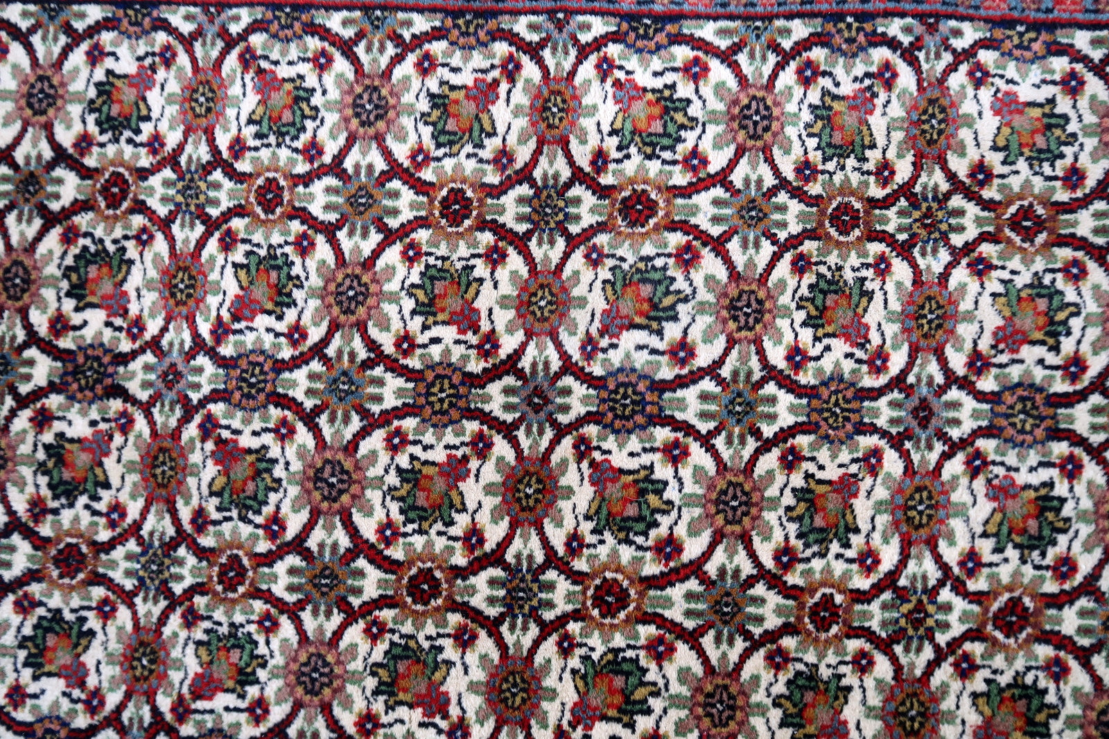 Handmade vintage Indian Mahal rug 1970s