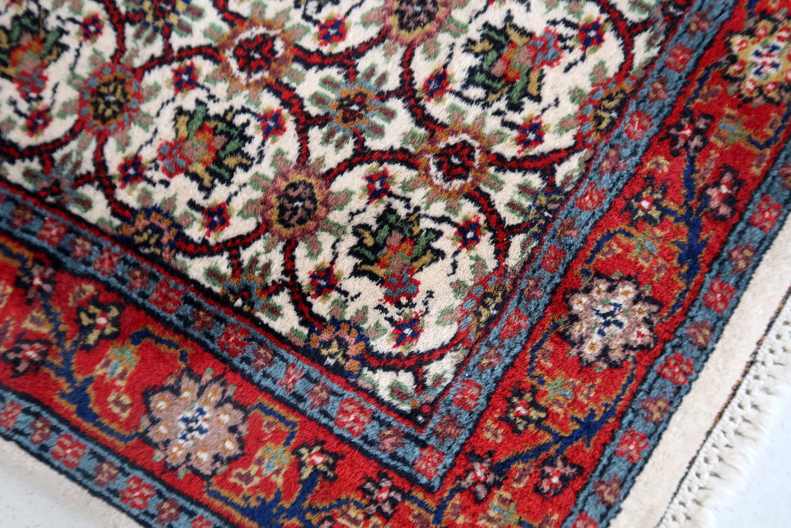Handmade vintage Indian Mahal rug in all-over design. The rug is from the end of 20th century, it is in original good condition. The rug has been made in India but with Persian Mahal design.