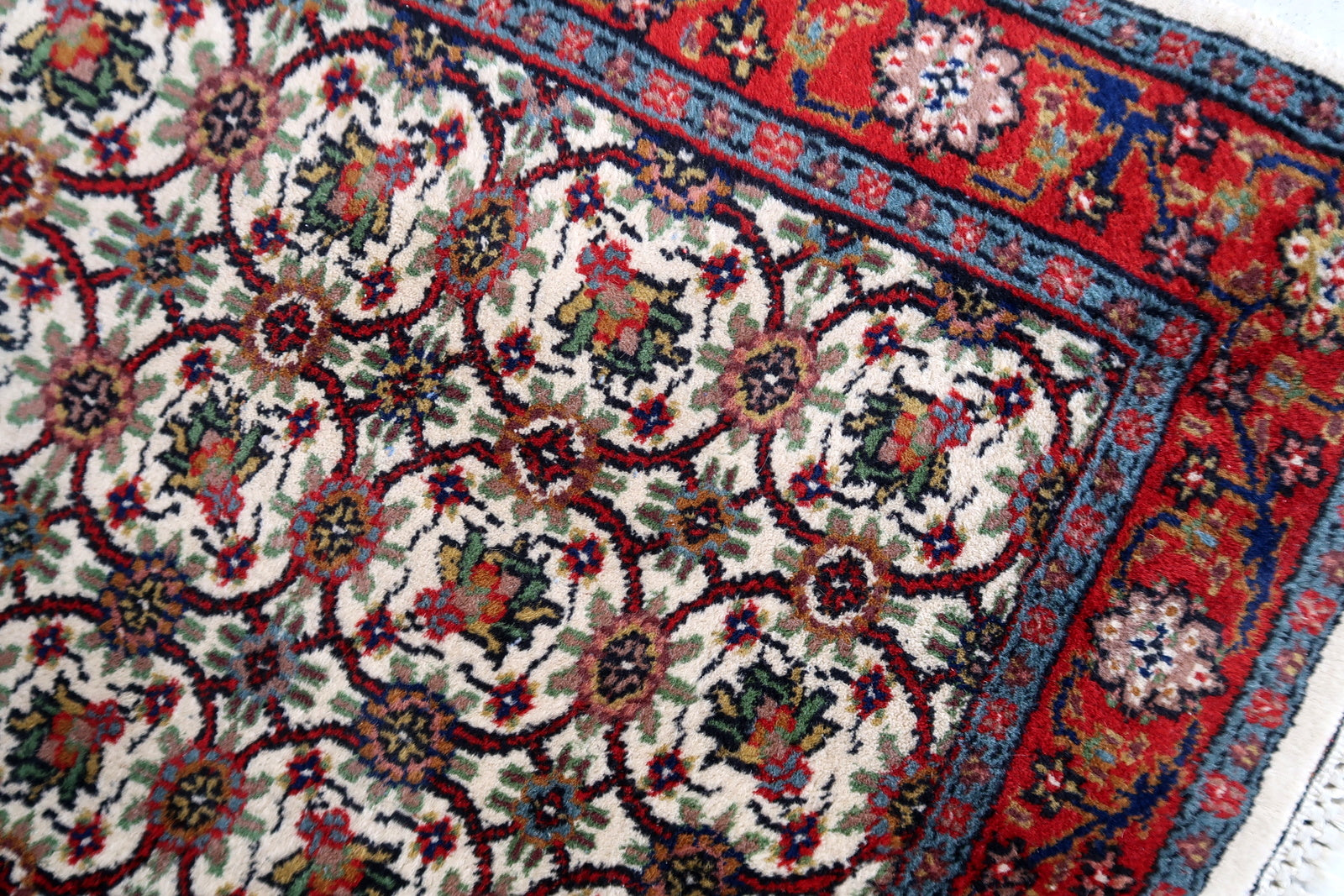 Handmade vintage Indian Mahal rug in all-over design. The rug is from the end of 20th century, it is in original good condition. The rug has been made in India but with Persian Mahal design.