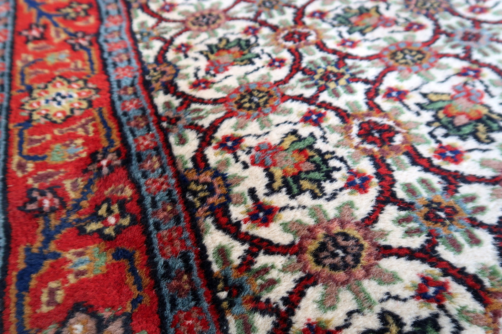 Handmade vintage Indian Mahal rug in all-over design. The rug is from the end of 20th century, it is in original good condition. The rug has been made in India but with Persian Mahal design.