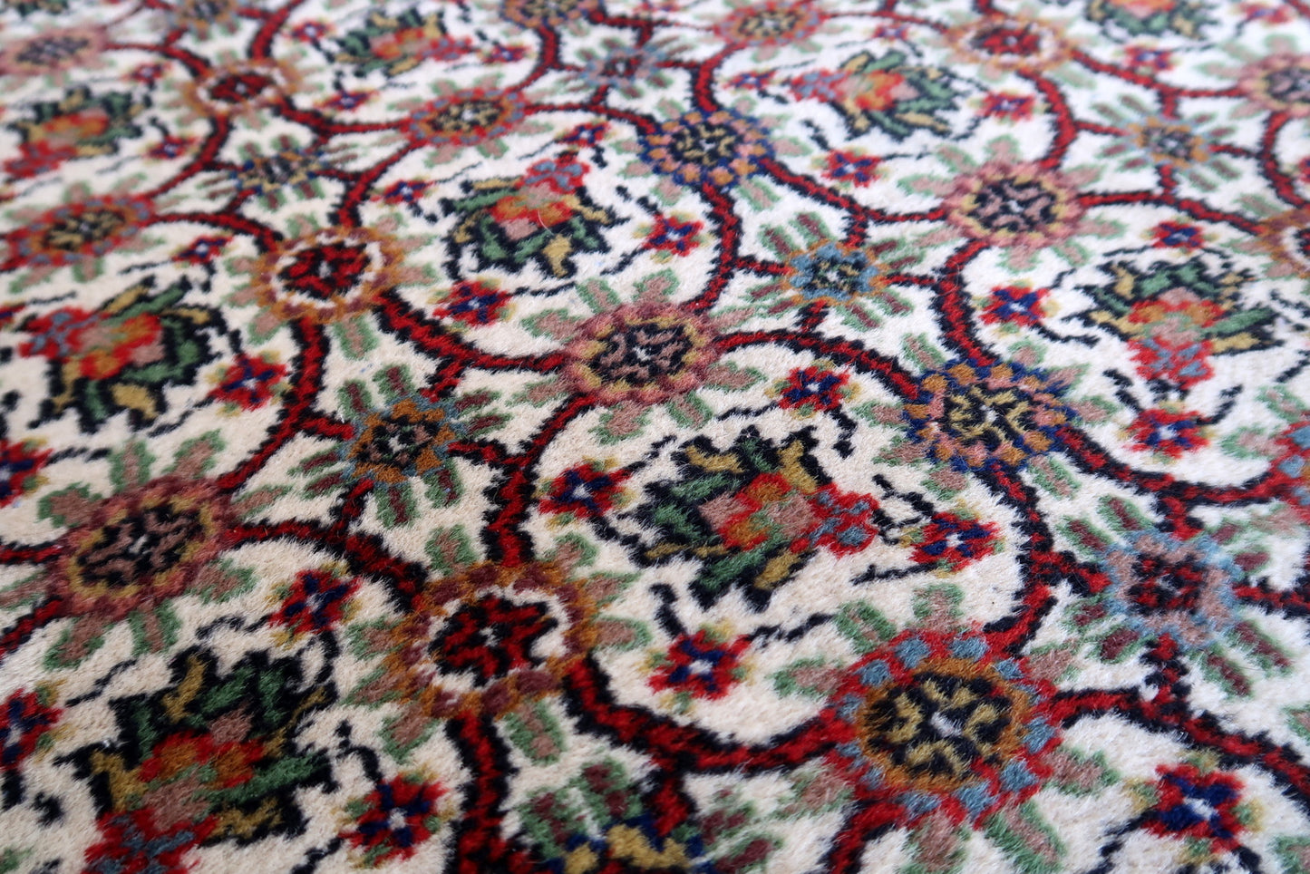 Handmade vintage Indian Mahal rug in all-over design. The rug is from the end of 20th century, it is in original good condition. The rug has been made in India but with Persian Mahal design.