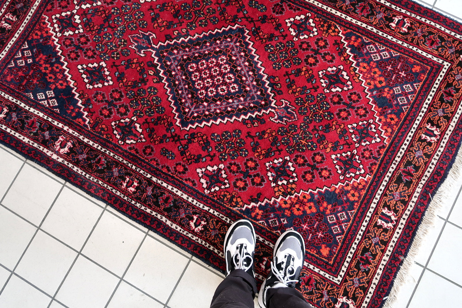 Handmade vintage Persian Hamadan rug in traditional design. The rug is from the end of 20th century, it is in original good condition. 