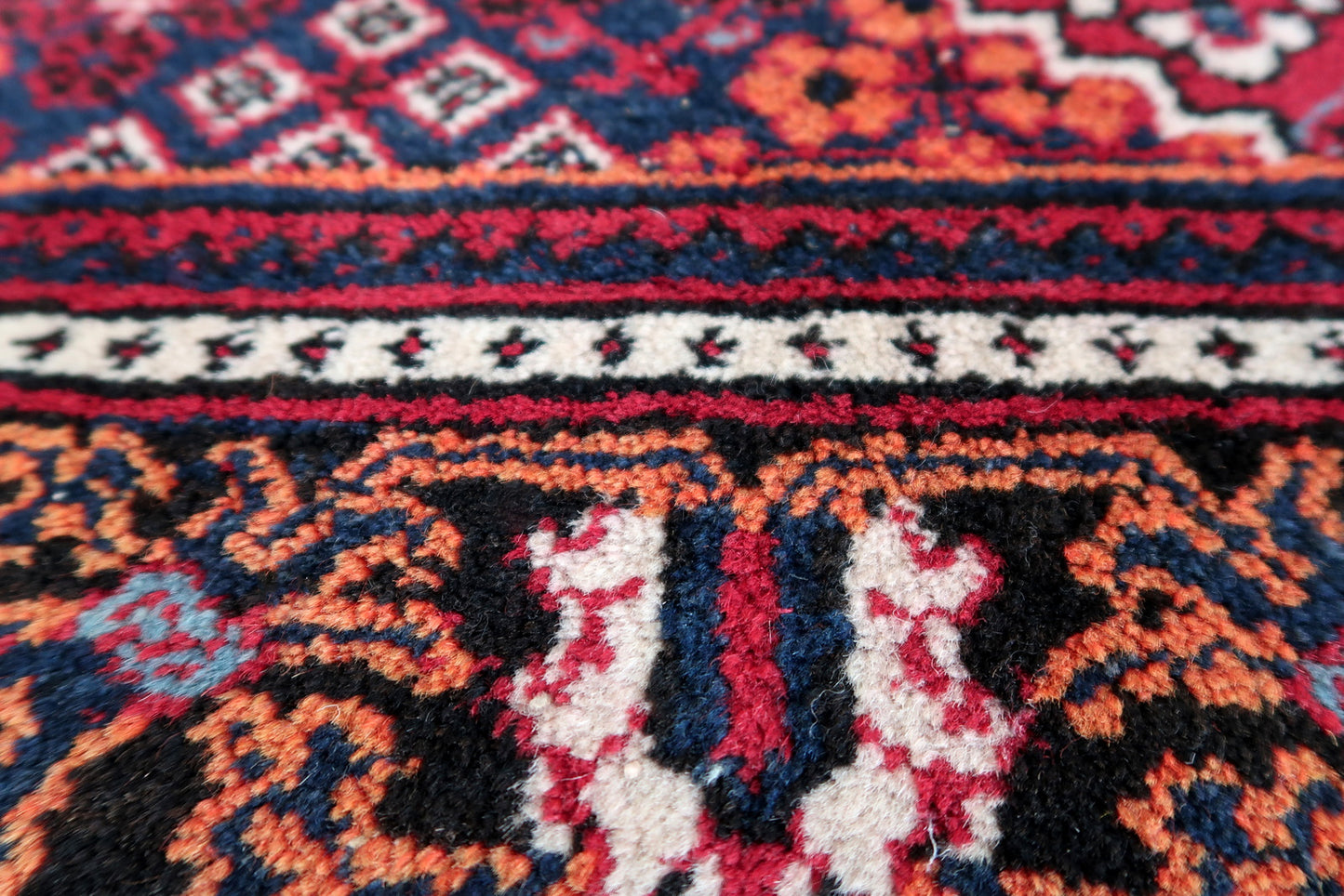 Handmade vintage Persian Hamadan rug 4.4' x 6.7' (136cm x 205cm) 1970s - 1C920