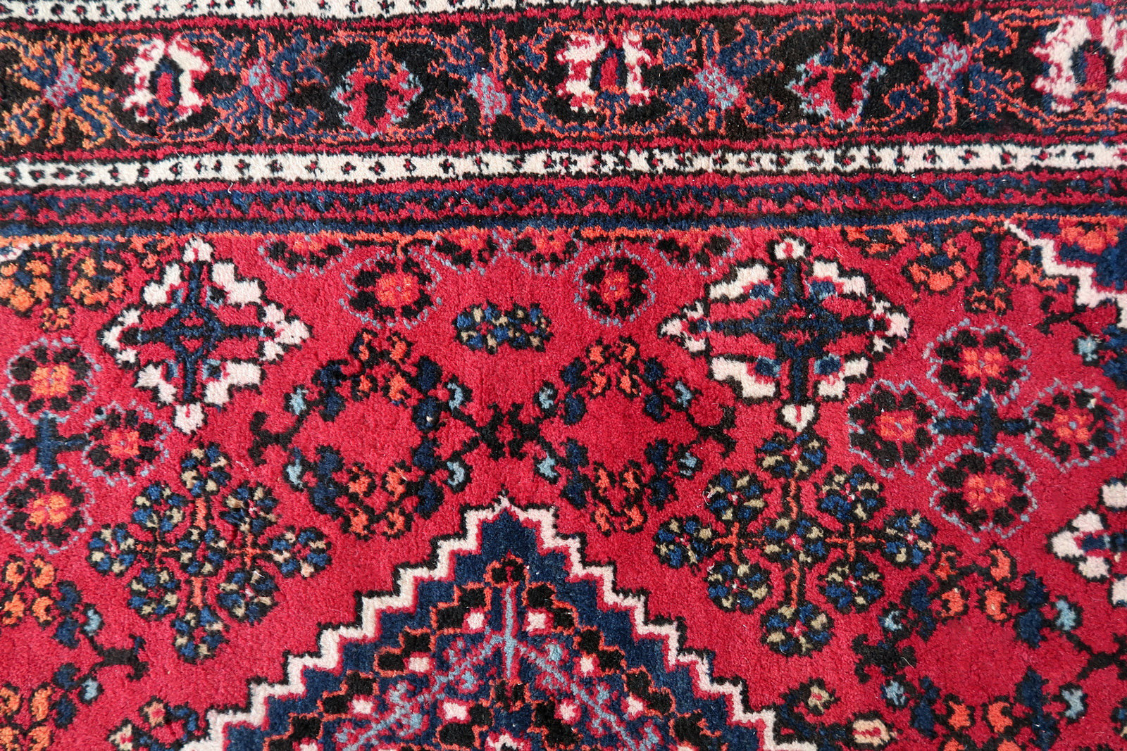 Handmade vintage Persian Hamadan rug in traditional design. The rug is from the end of 20th century, it is in original good condition. 