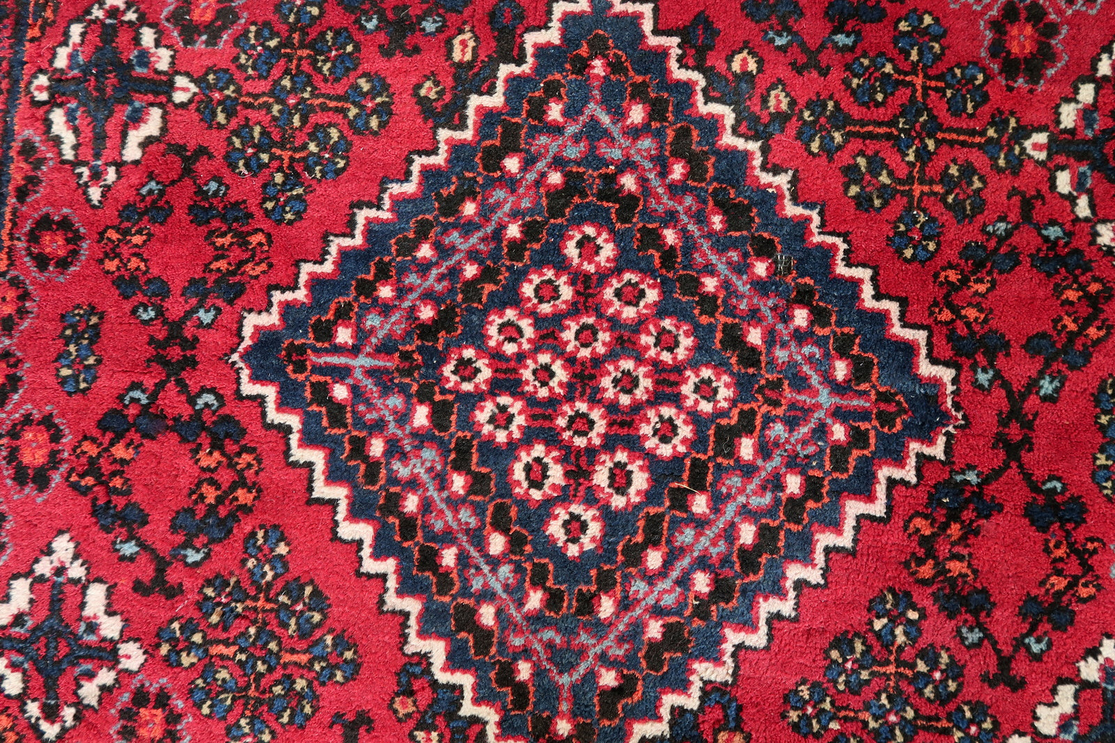 Handmade vintage Persian Hamadan rug in traditional design. The rug is from the end of 20th century, it is in original good condition. 
