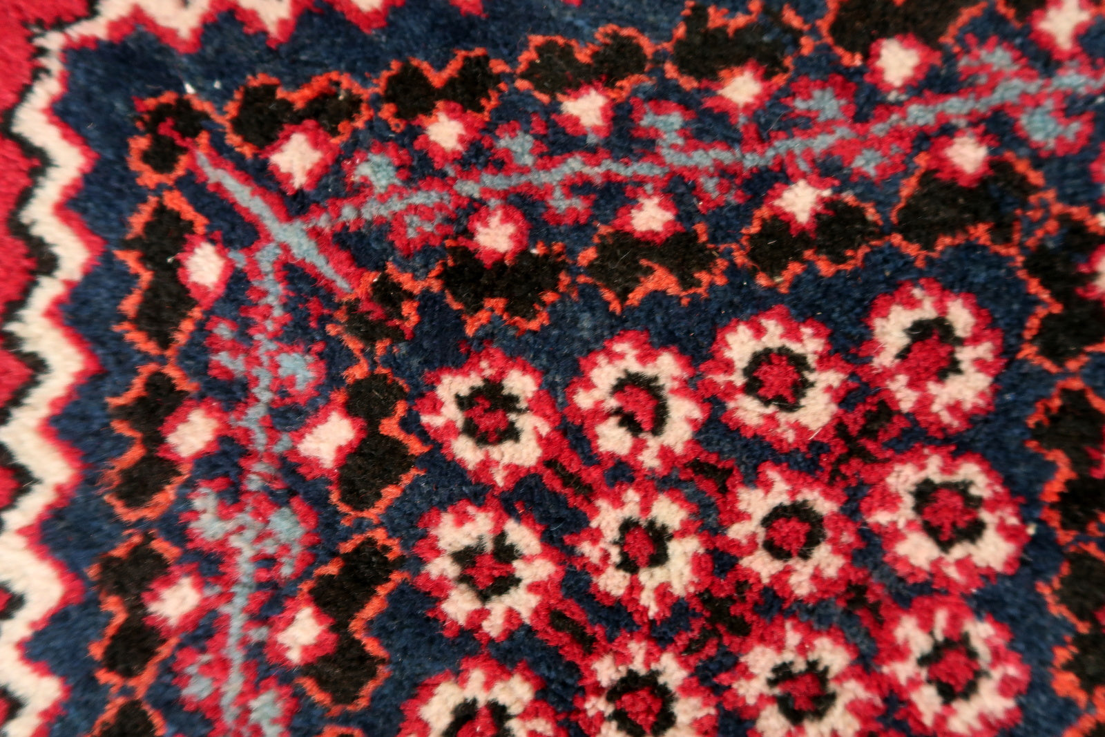 Handmade vintage Persian Hamadan rug in traditional design. The rug is from the end of 20th century, it is in original good condition. 