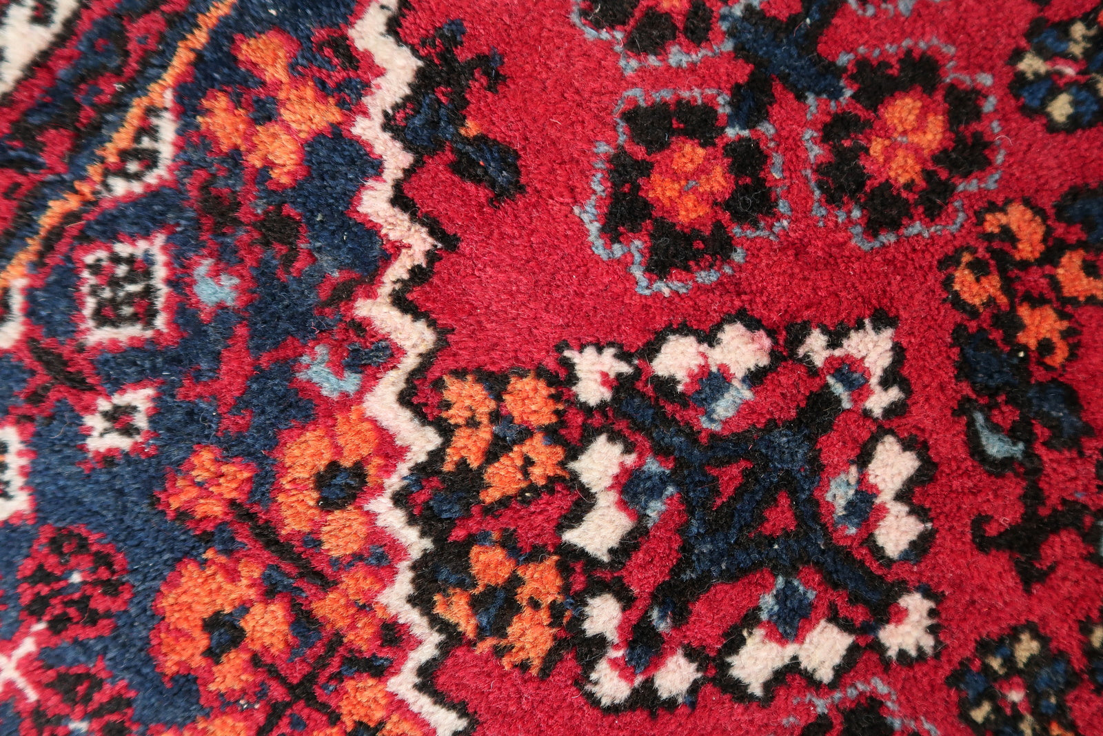 Handmade vintage Persian Hamadan rug in traditional design. The rug is from the end of 20th century, it is in original good condition. 