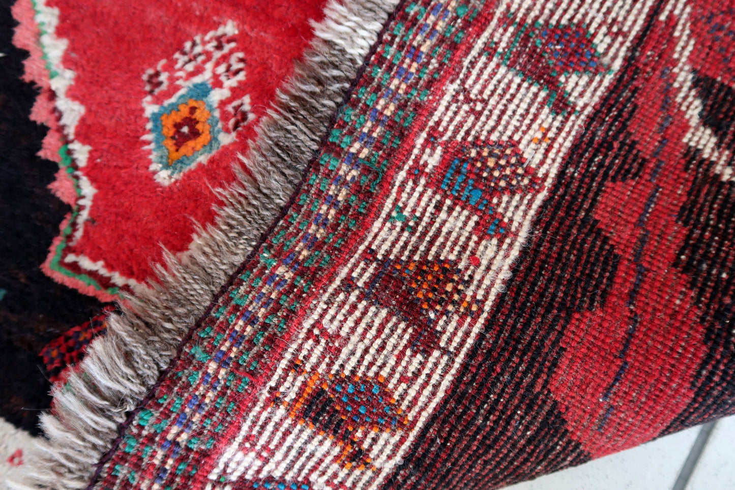 Handmade vintage Persian Gashkai rug 3.7' x 4.8' (114cm x 148cm) 1960s - 1C924