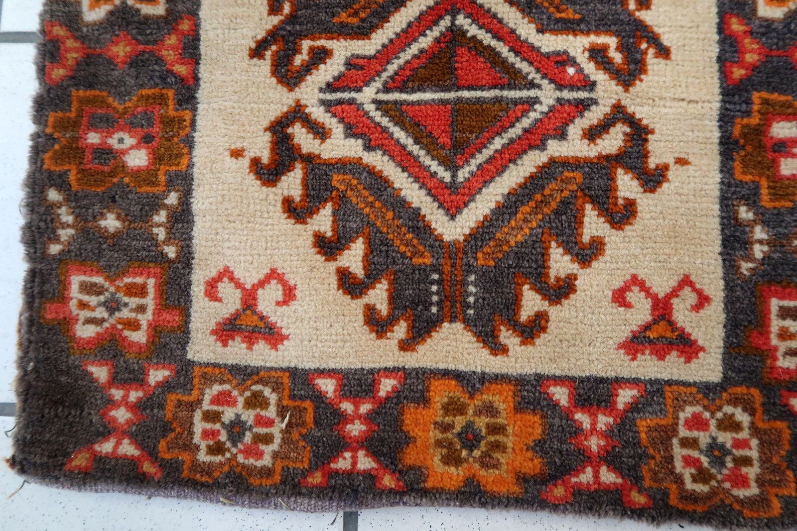 Handmade vintage Turkish salt bag in beige and grey colors. The bag is from the end of 20th century in original good condition. This kind of woolen bags were made for keeping safe the salt, grains and etc.