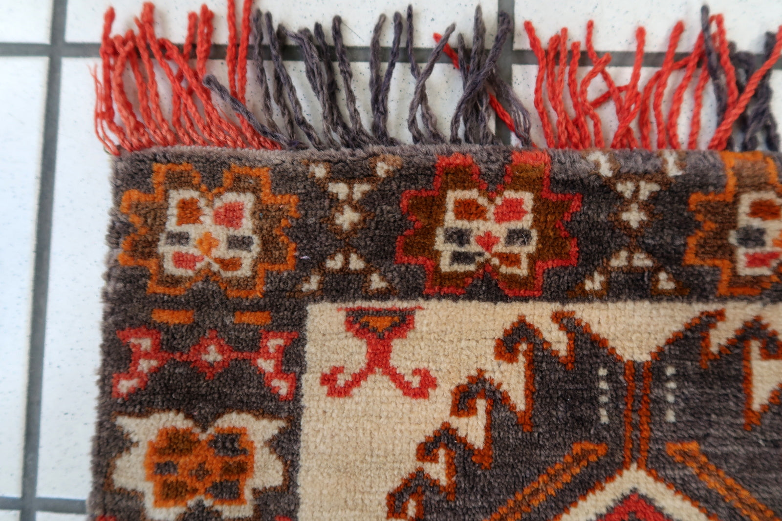 Handmade vintage Turkish salt bag in beige and grey colors. The bag is from the end of 20th century in original good condition. This kind of woolen bags were made for keeping safe the salt, grains and etc.
