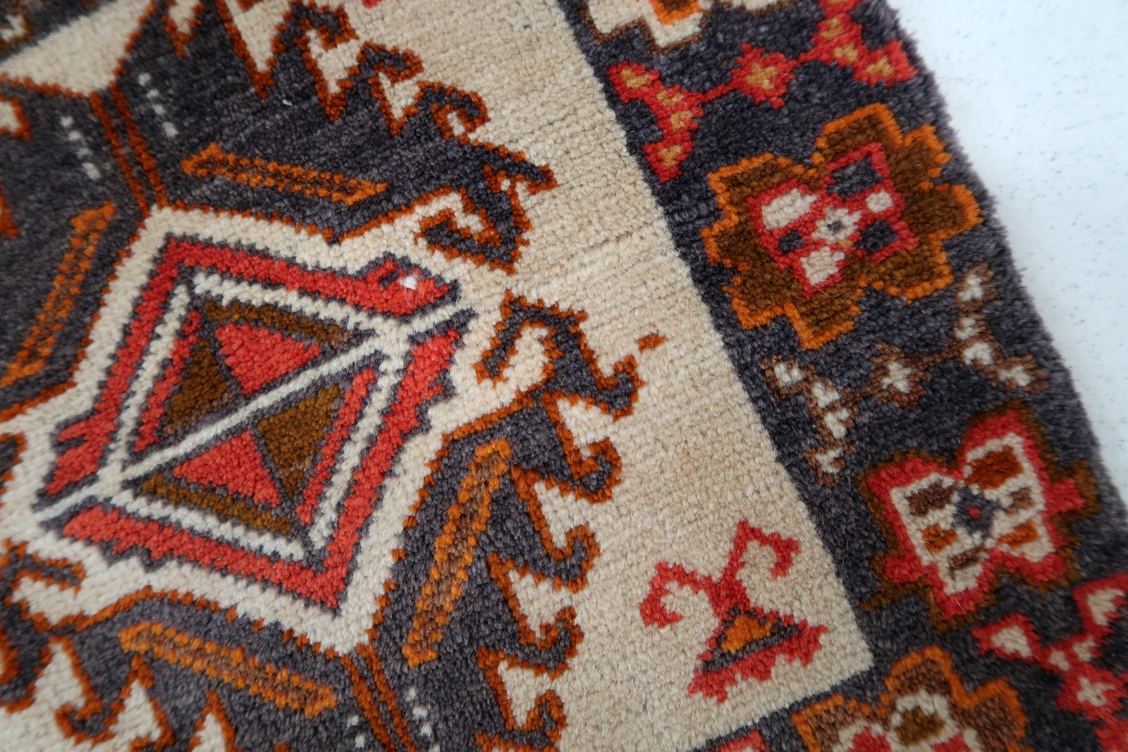Handmade vintage Turkish salt bag in beige and grey colors. The bag is from the end of 20th century in original good condition. This kind of woolen bags were made for keeping safe the salt, grains and etc.