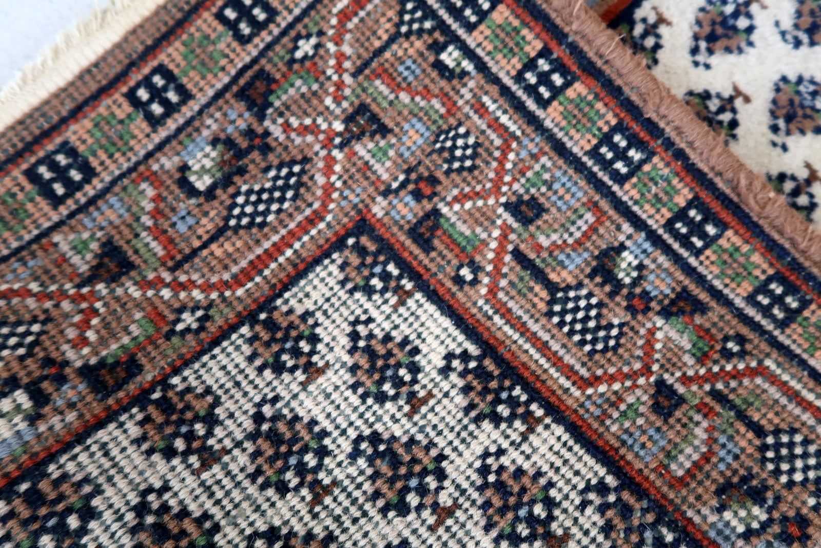 Handmade vintage Indian Seraband rug in white color and all-over design. The rug has been made in the end of 20th century. It is in original good condition.