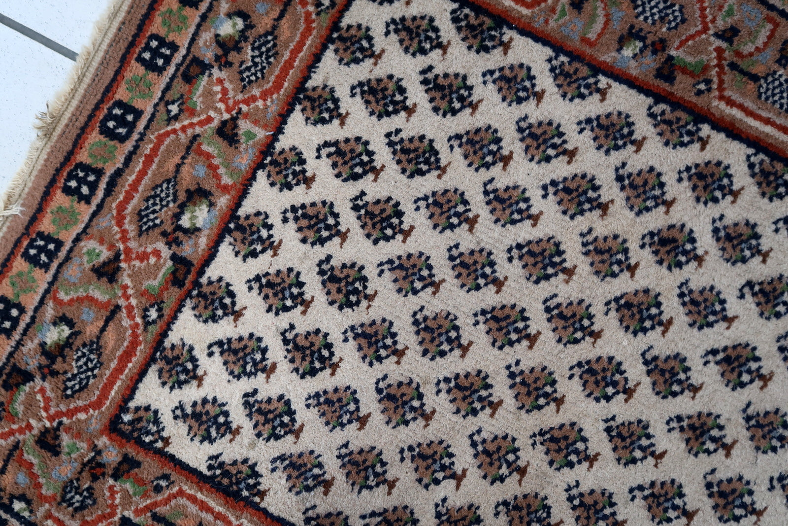Handmade vintage Indian Seraband rug in white color and all-over design. The rug has been made in the end of 20th century. It is in original good condition.