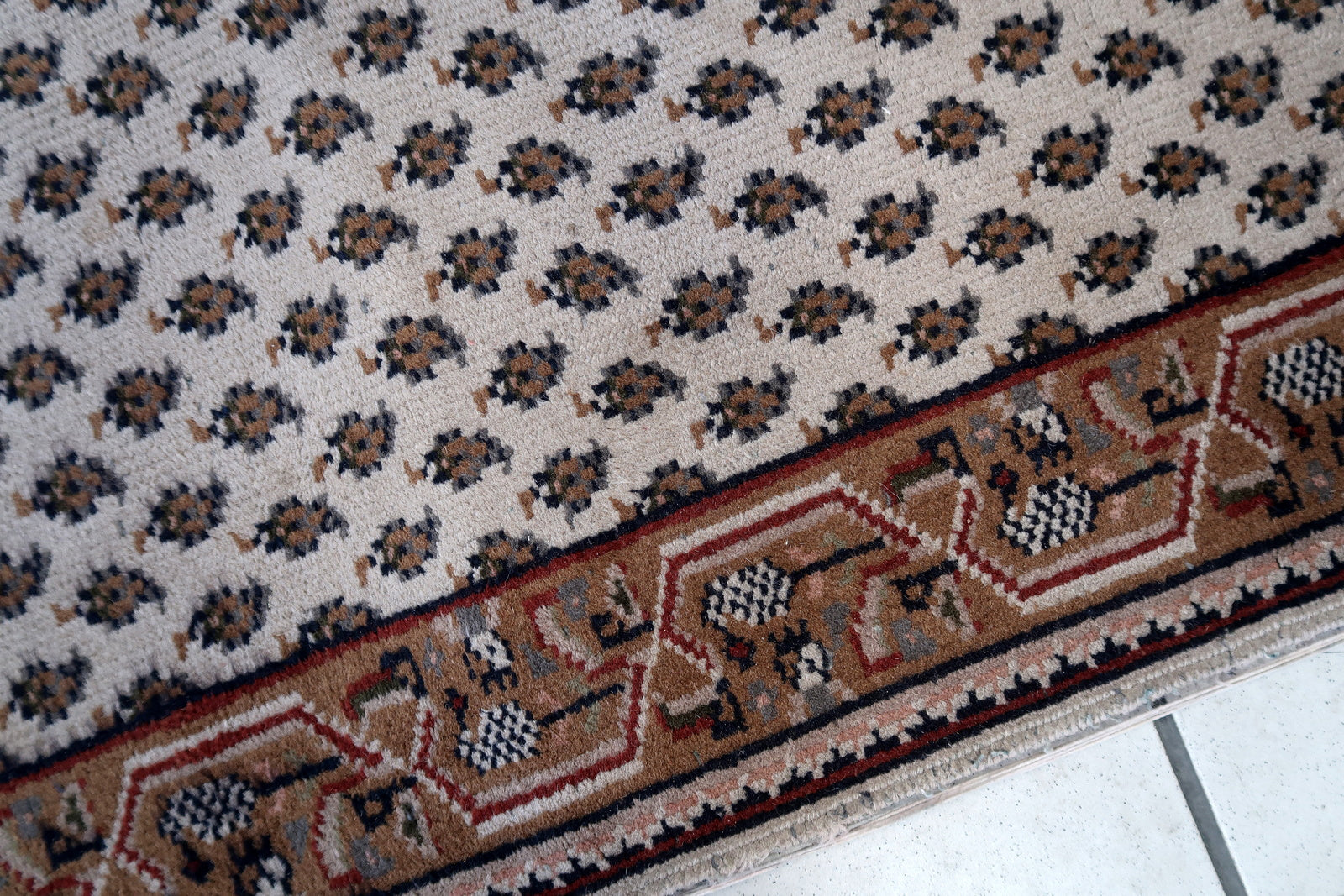 Handmade vintage Indian Seraband rug in white color and all-over design. The rug has been made in the end of 20th century. It is in original good condition.
