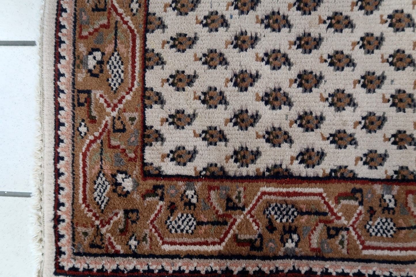 Handmade vintage Indian Seraband rug in white color and all-over design. The rug has been made in the end of 20th century. It is in original good condition.