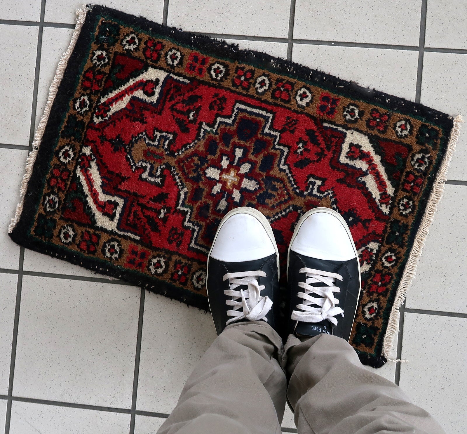 Handmade vintage Middle Eastern rug in traditional medallion design. The rug has been made in wool in the end of 20th century. It is in original good condition.