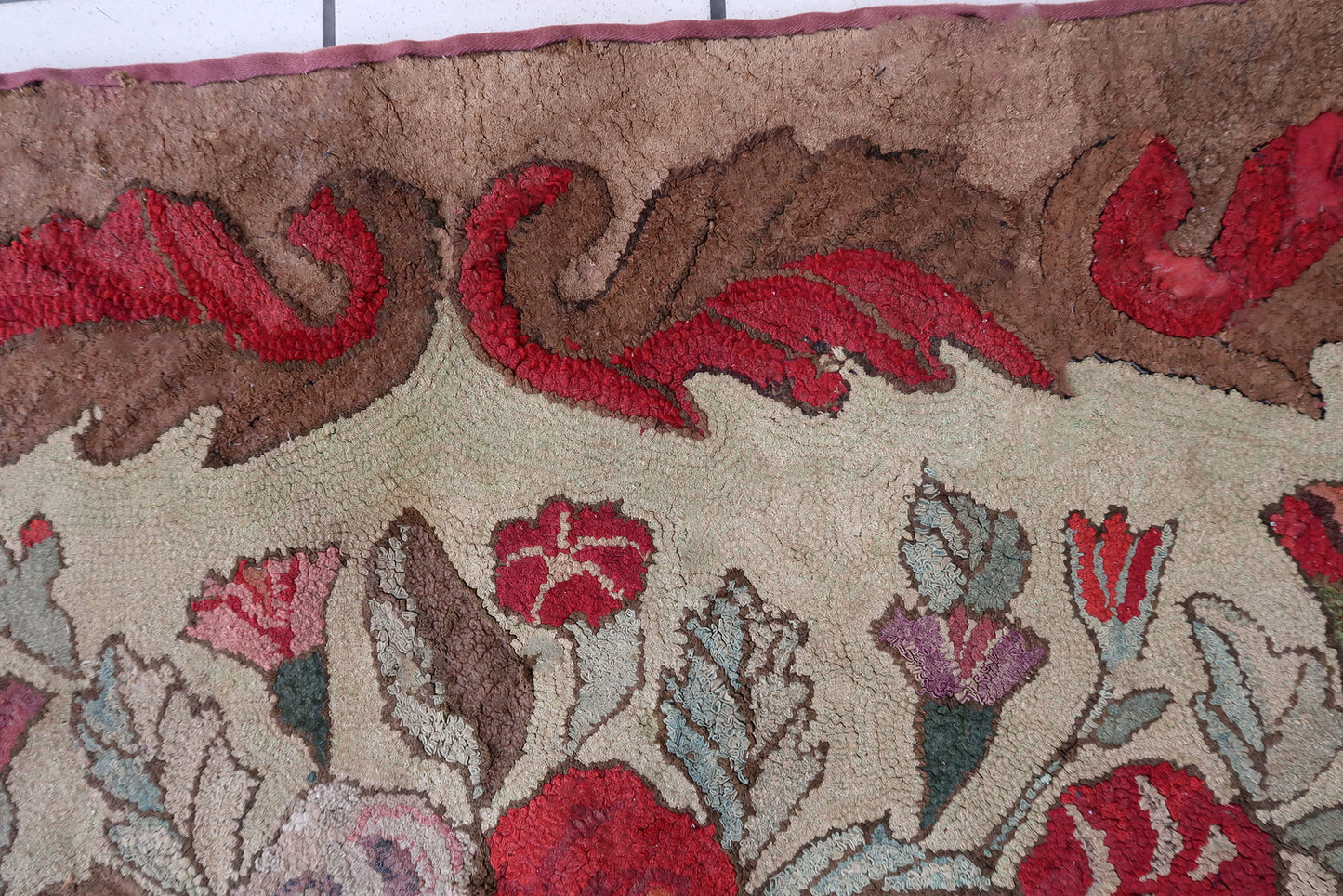 Handmade antique American Hooked rug in floral design. The rug is from the end of 19th century in good condition, the rug has old restorations.