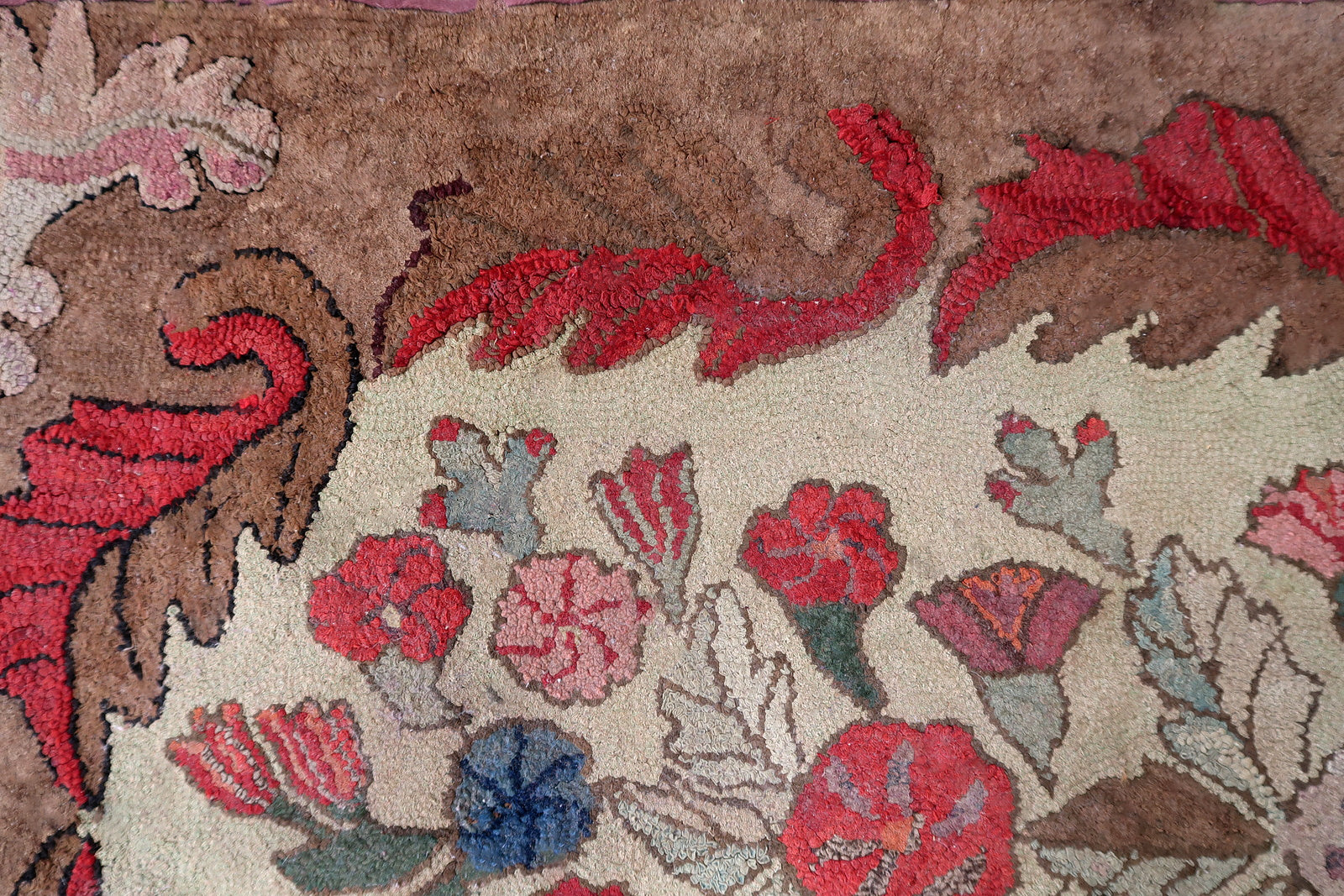 Handmade antique American Hooked rug in floral design. The rug is from the end of 19th century in good condition, the rug has old restorations.