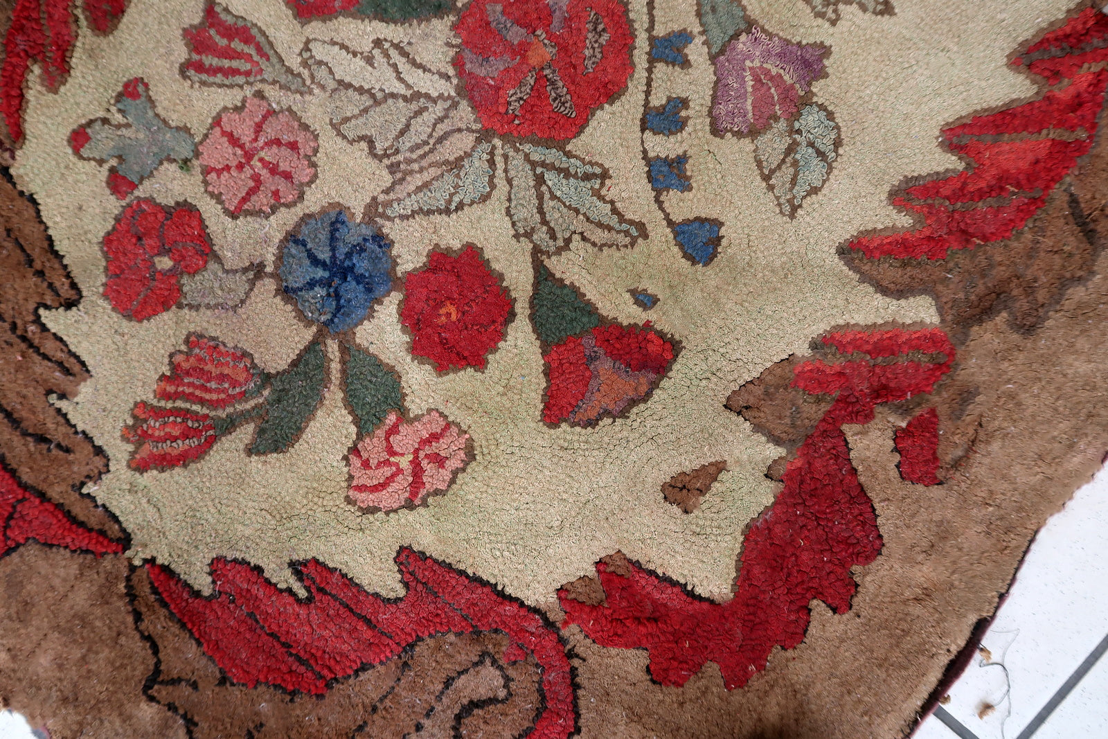 Handmade antique American Hooked rug in floral design. The rug is from the end of 19th century in good condition, the rug has old restorations.