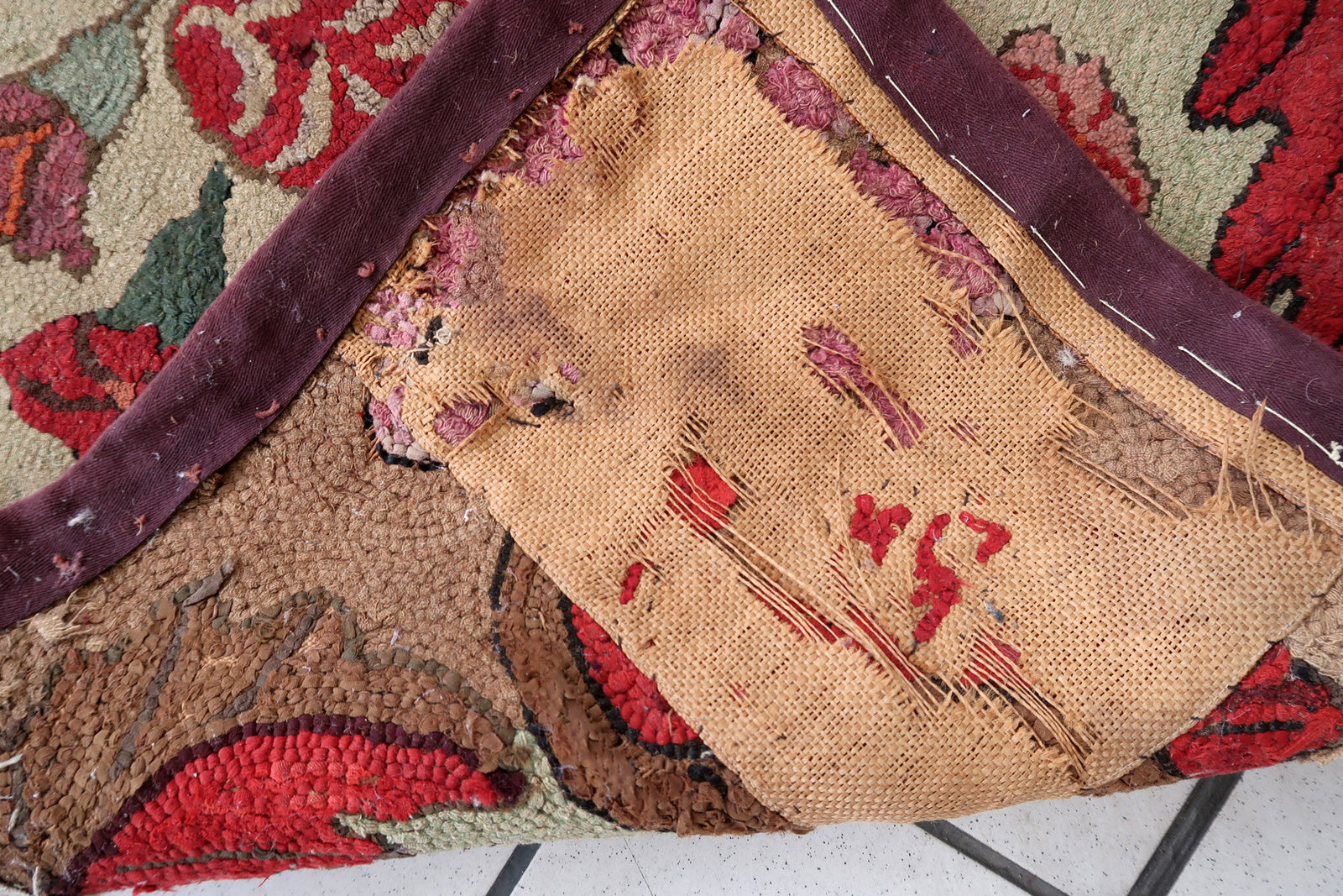 Handmade antique American Hooked rug in floral design. The rug is from the end of 19th century in good condition, the rug has old restorations.