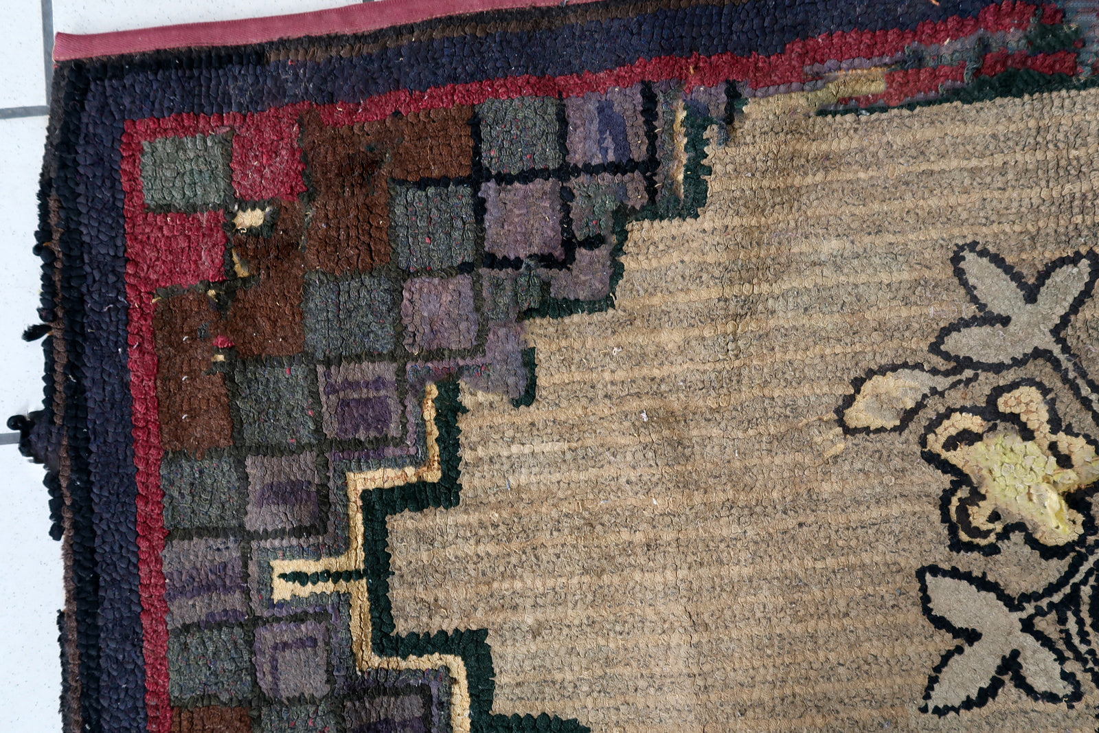 Handmade antique American Hooked rug in floral design. The rug is from the end of 19th century in good condition, the rug has old restorations.