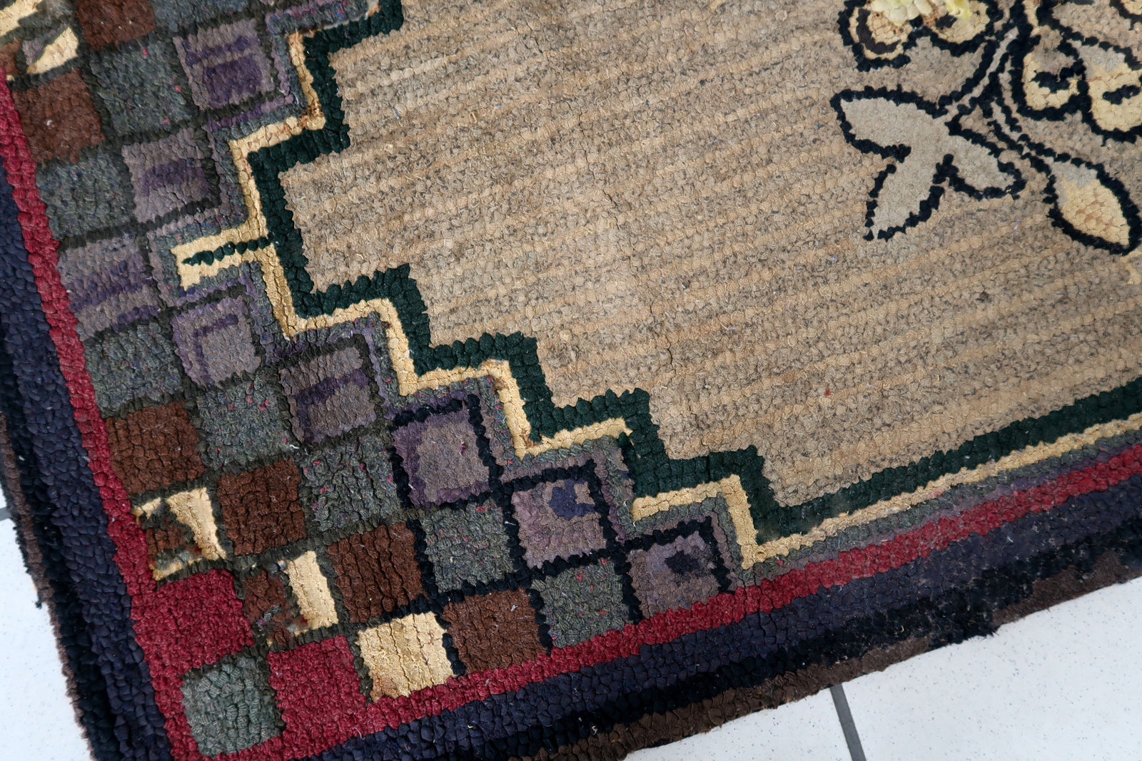 Handmade antique American Hooked rug in floral design. The rug is from the end of 19th century in good condition, the rug has old restorations.