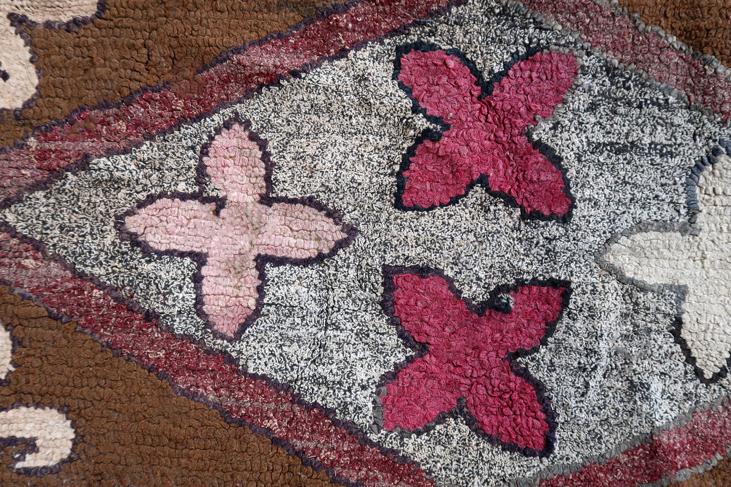 Handmade antique American Hooked rug in geometric design. The rug is from the beginning of 20th century in good condition, the rug has old restorations.