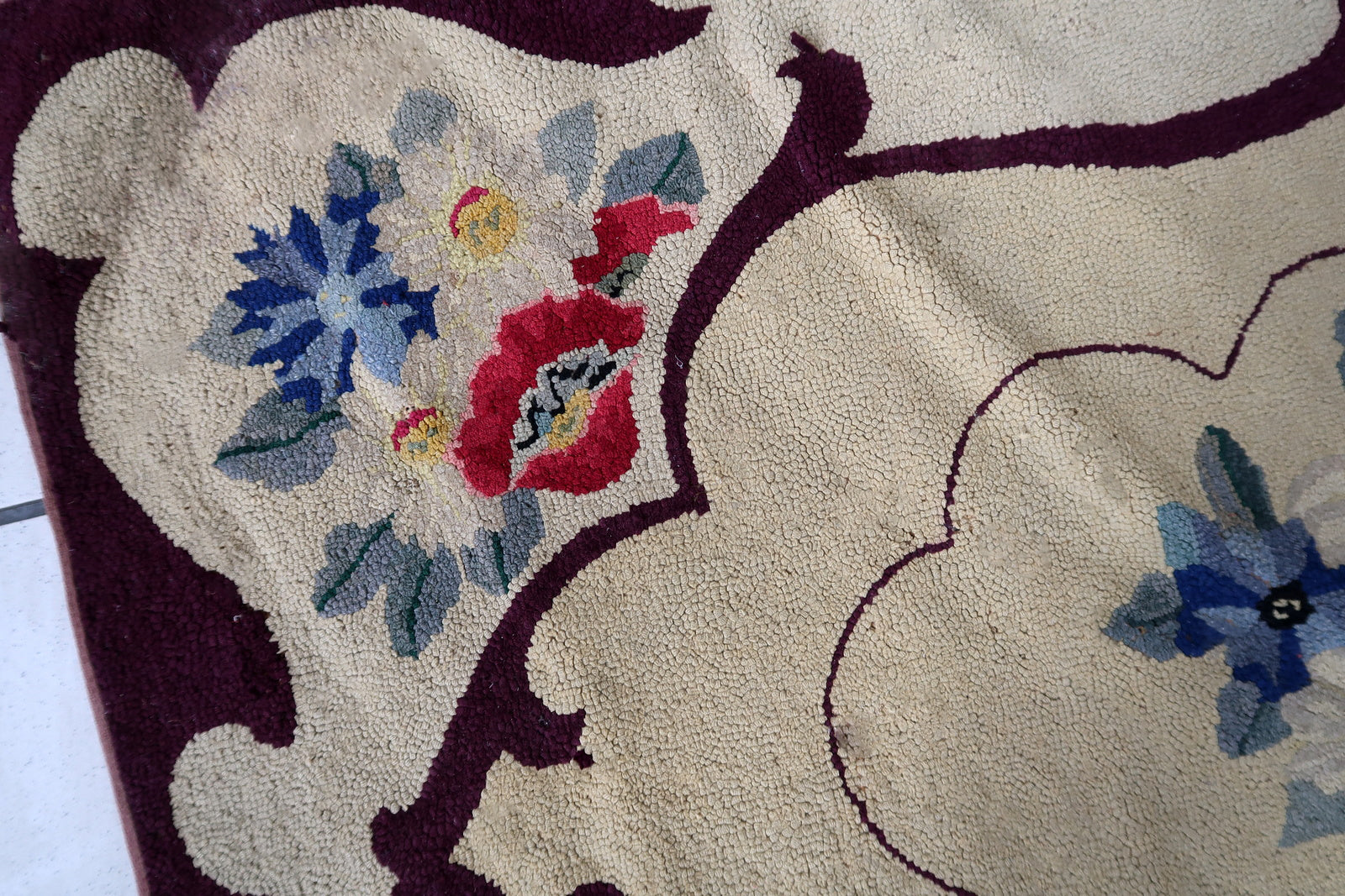 Handmade antique American Hooked rug in floral design. The rug is from the beginning of 20th century in good condition, the rug has old restorations.