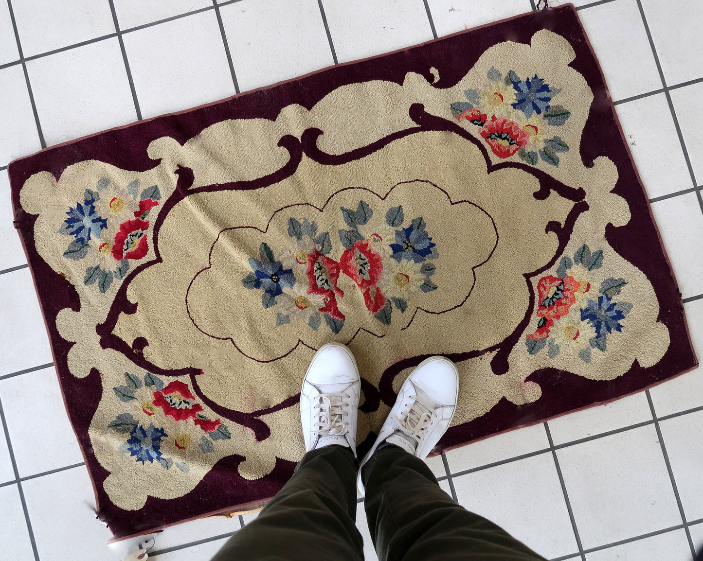 Handmade antique American Hooked rug in floral design. The rug is from the beginning of 20th century in good condition, the rug has old restorations.